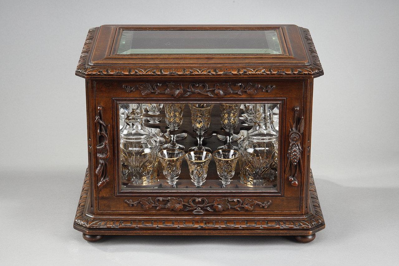 Likörkeller aus geschnitztem Holz „Black Forest“ und Kristall, spätes 19. Jahrhundert (Französisch) im Angebot
