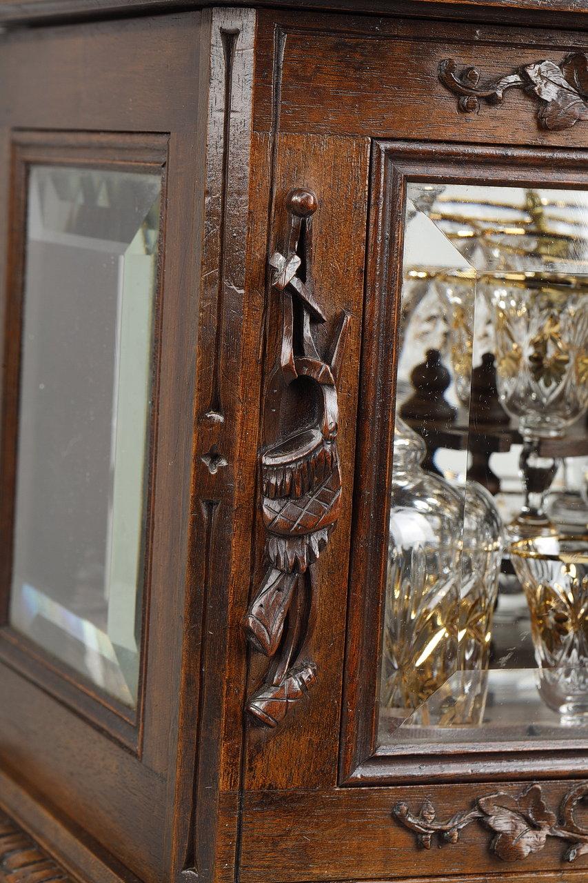 Likörkeller aus geschnitztem Holz „Black Forest“ und Kristall, spätes 19. Jahrhundert im Angebot 2