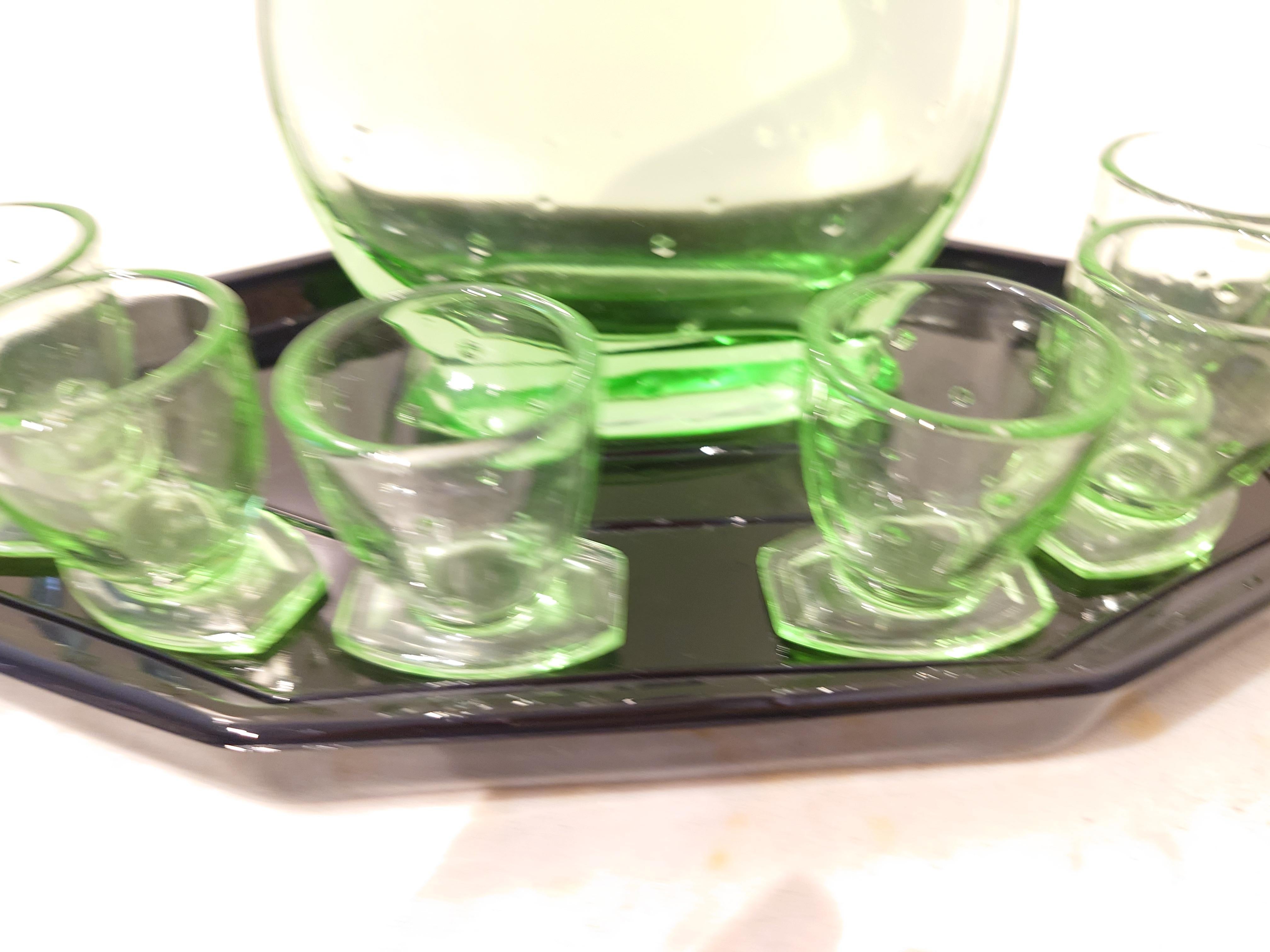 Likör-Set, Art Deco  Kanter mit 6 Gläsern Uraniusglas, 1930er Jahre im Zustand „Gut“ im Angebot in Boden, SE