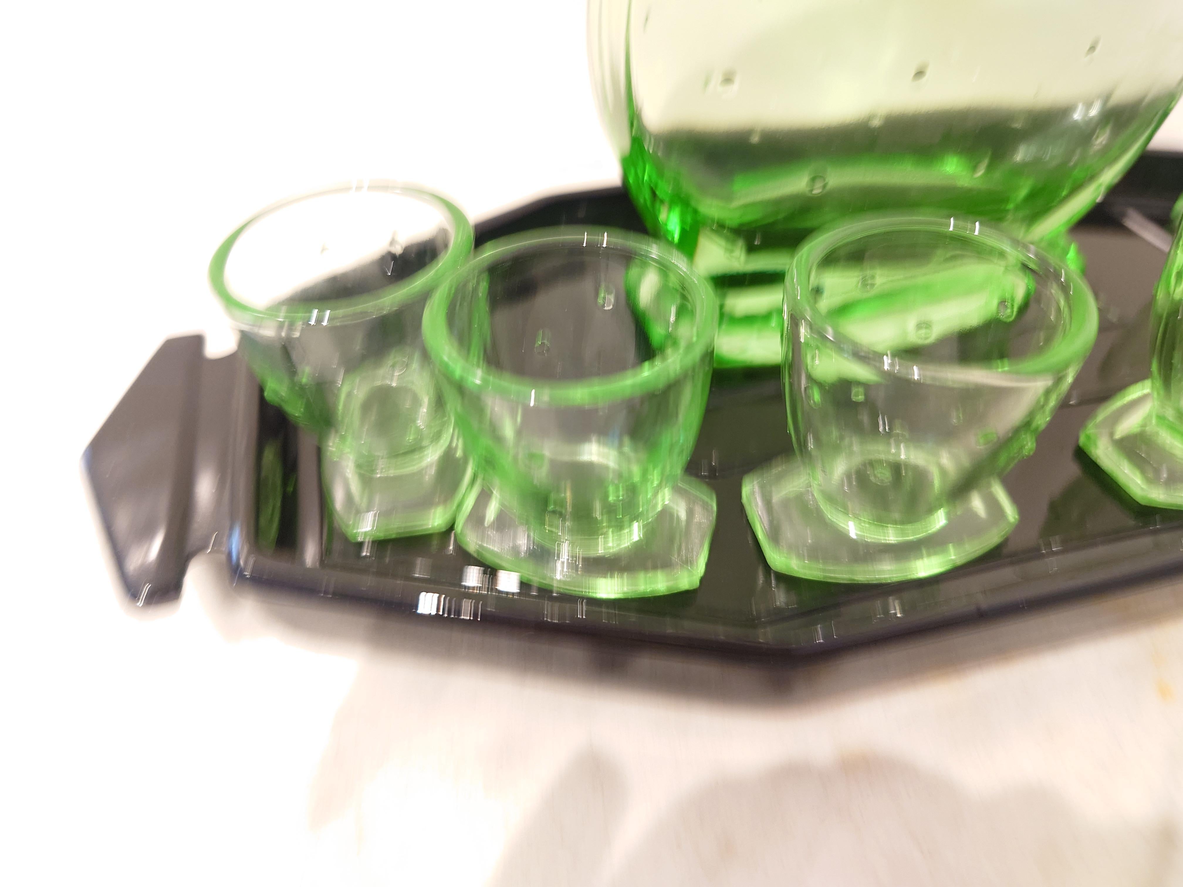 Likör-Set, Art Deco  Kanter mit 6 Gläsern Uraniusglas, 1930er Jahre (Mitte des 20. Jahrhunderts) im Angebot