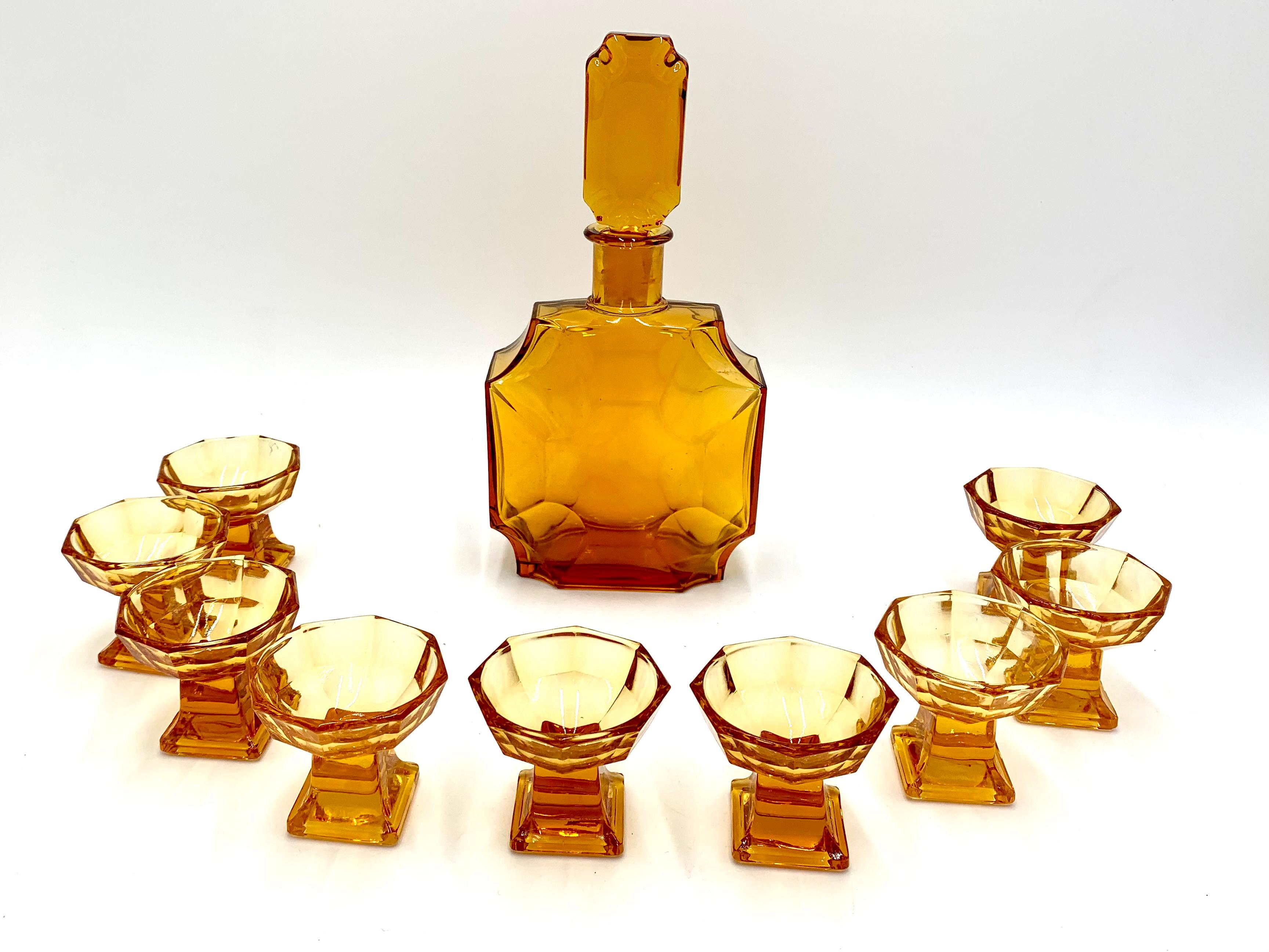 Art Deco crystal decanter complete with 10 octagonal vodka / honey liqueur glasses.

Made in the Czech Republic in the 1930s.

Very good condition

The height of the decanter with a cork is 24cm, without a cork 16.5cm, width 13cm, depth