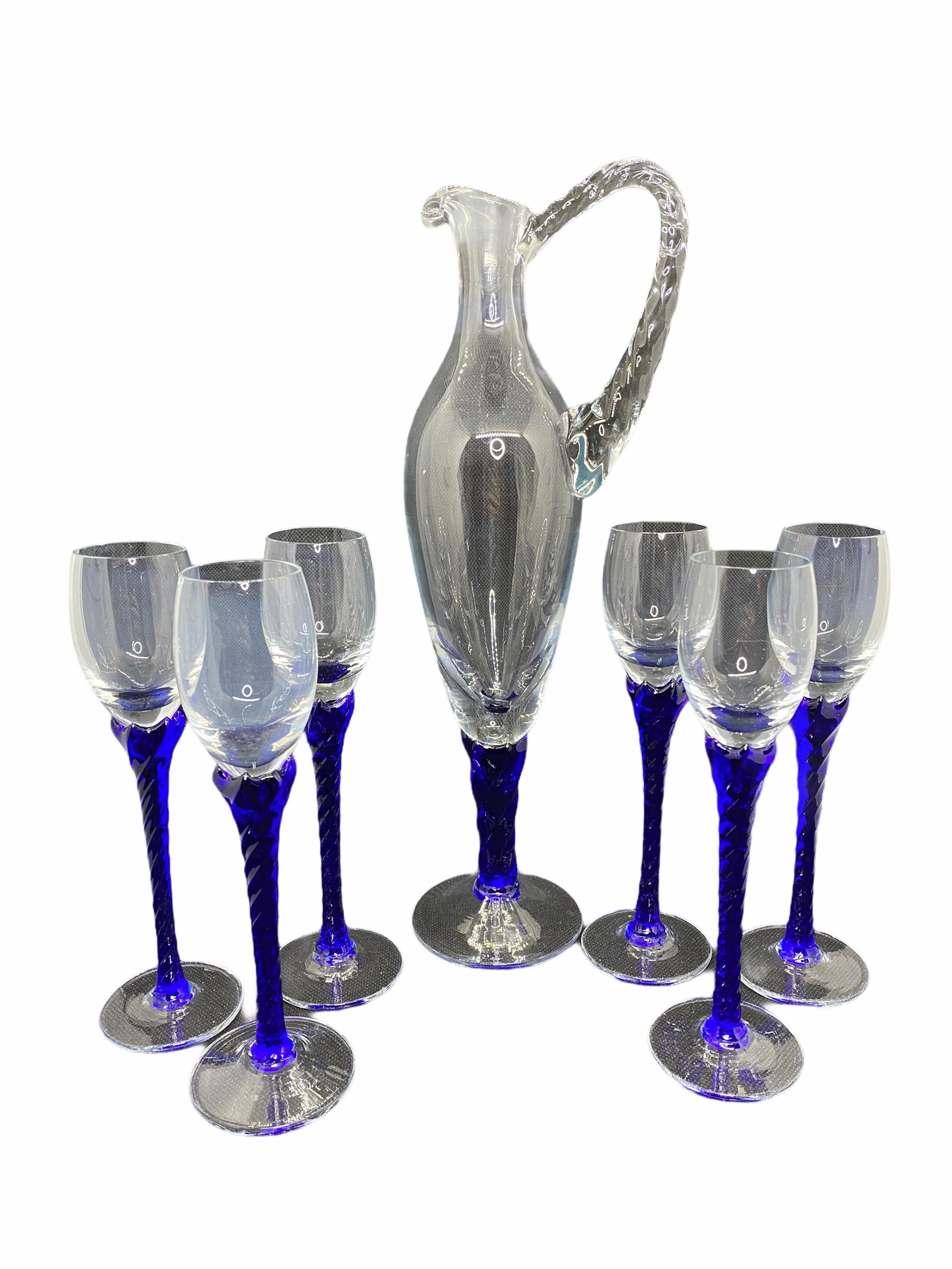 Set aus sechs schönen Gläsern und einer Karaffe. Sehr guter, alters- und gebrauchsgerechter Vintage-Zustand. Der Dekanter ist ca. 11 7/8