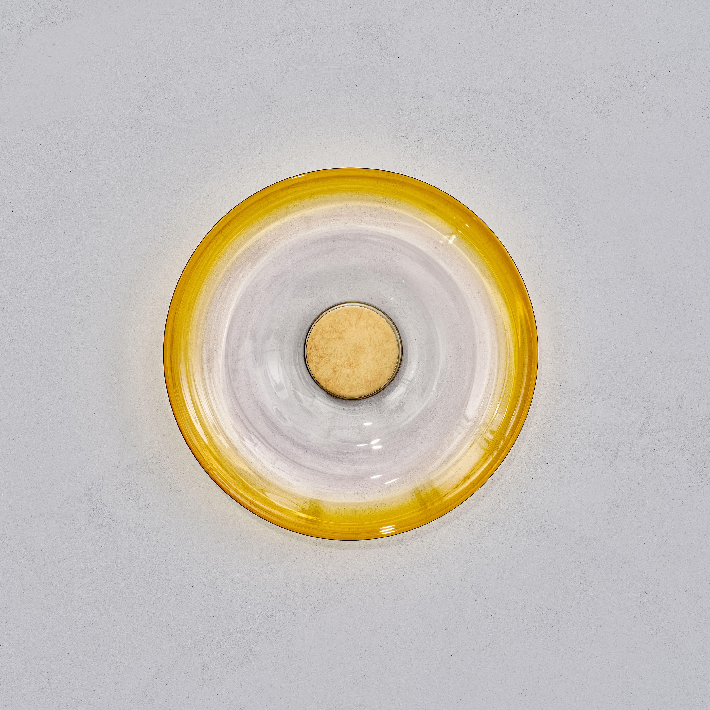 Wandleuchte 'Liquid Amber' aus mundgeblasenem gelbem Glas und gealtertem Messing, Wandleuchter (Organische Moderne) im Angebot