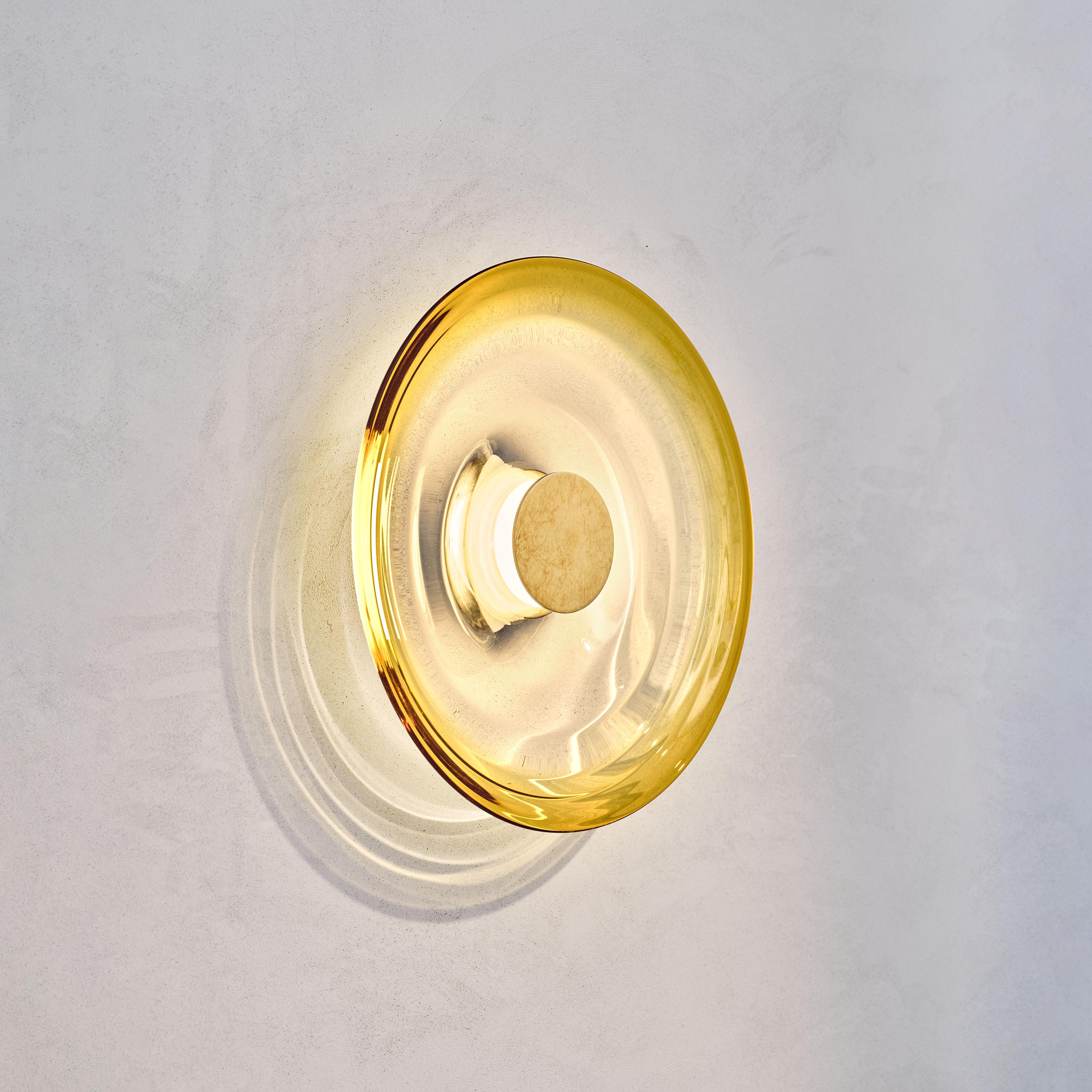 Wandleuchte 'Liquid Amber' aus mundgeblasenem gelbem Glas und gealtertem Messing, Wandleuchter (Britisch) im Angebot