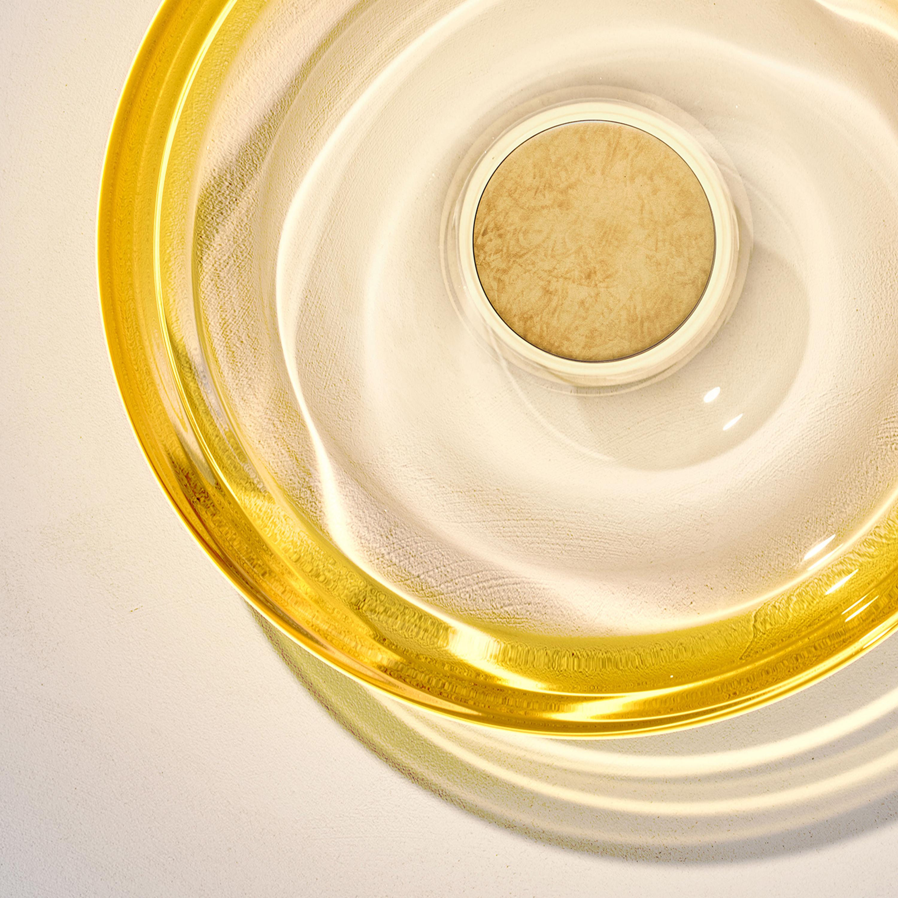 Wandleuchte 'Liquid Amber' aus mundgeblasenem gelbem Glas und gealtertem Messing, Wandleuchter (21. Jahrhundert und zeitgenössisch) im Angebot