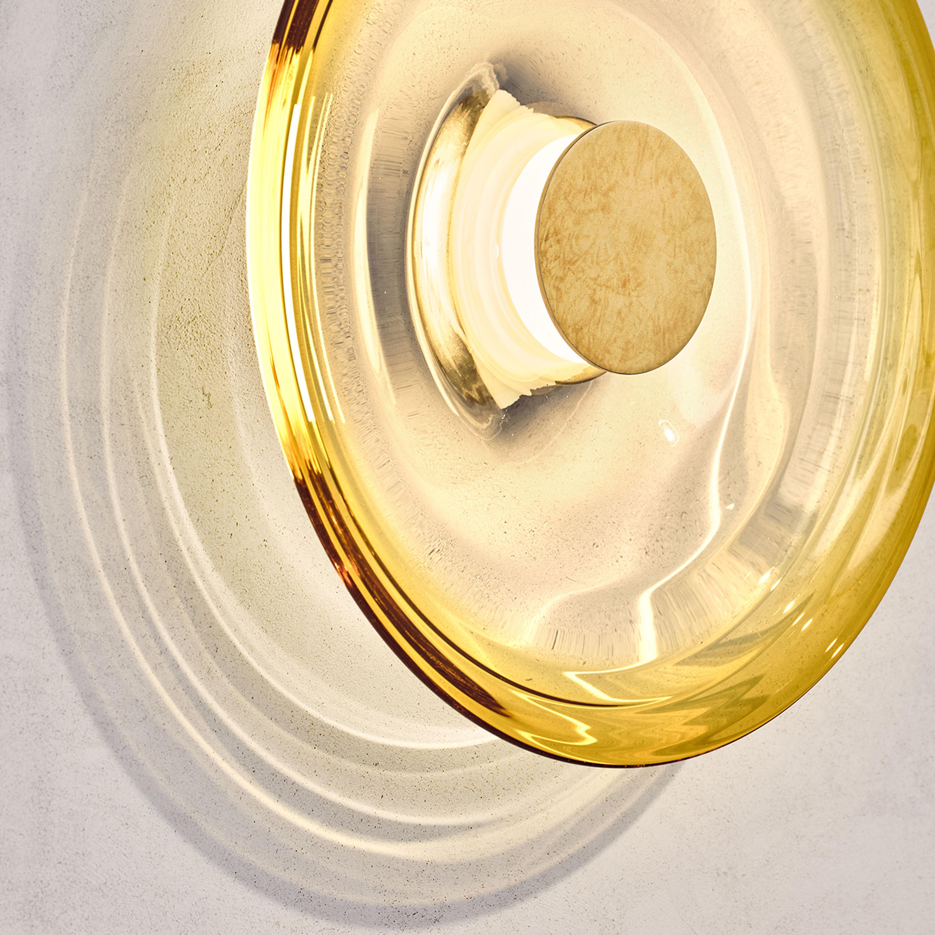 Wandleuchte 'Liquid Amber' aus mundgeblasenem gelbem Glas und gealtertem Messing, Wandleuchter im Angebot 1