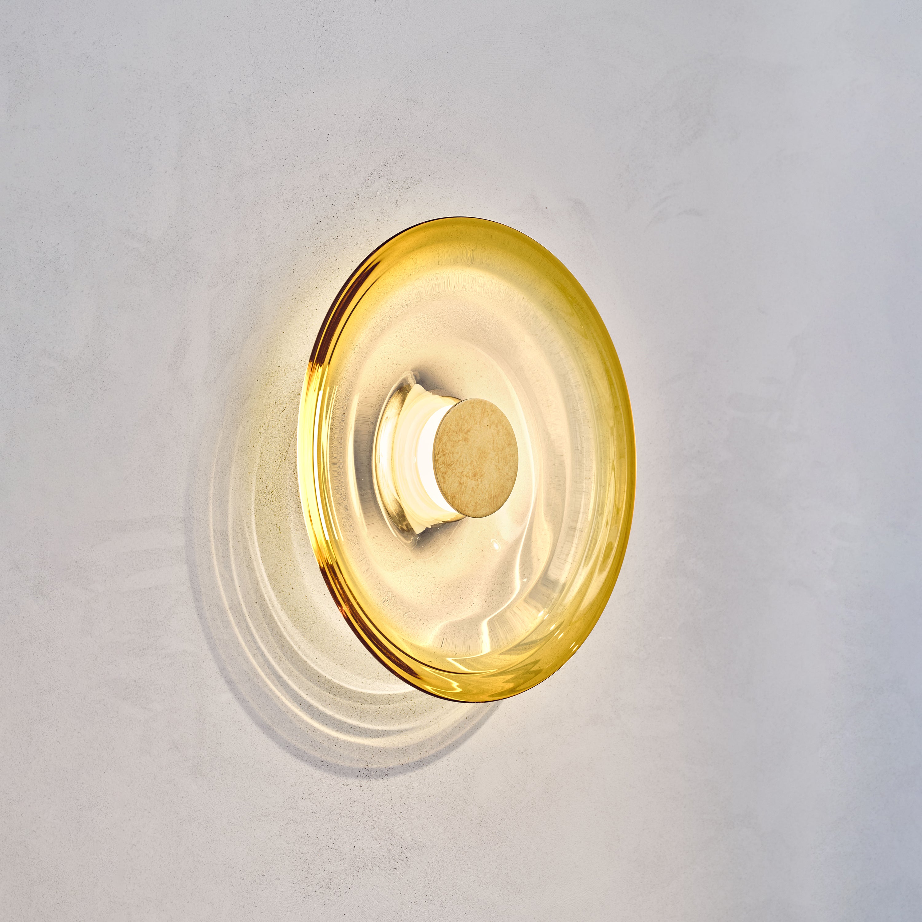 Applique murale en verre jaune dégradé soufflé à la main et laiton vieilli « Liquid Amber » en vente