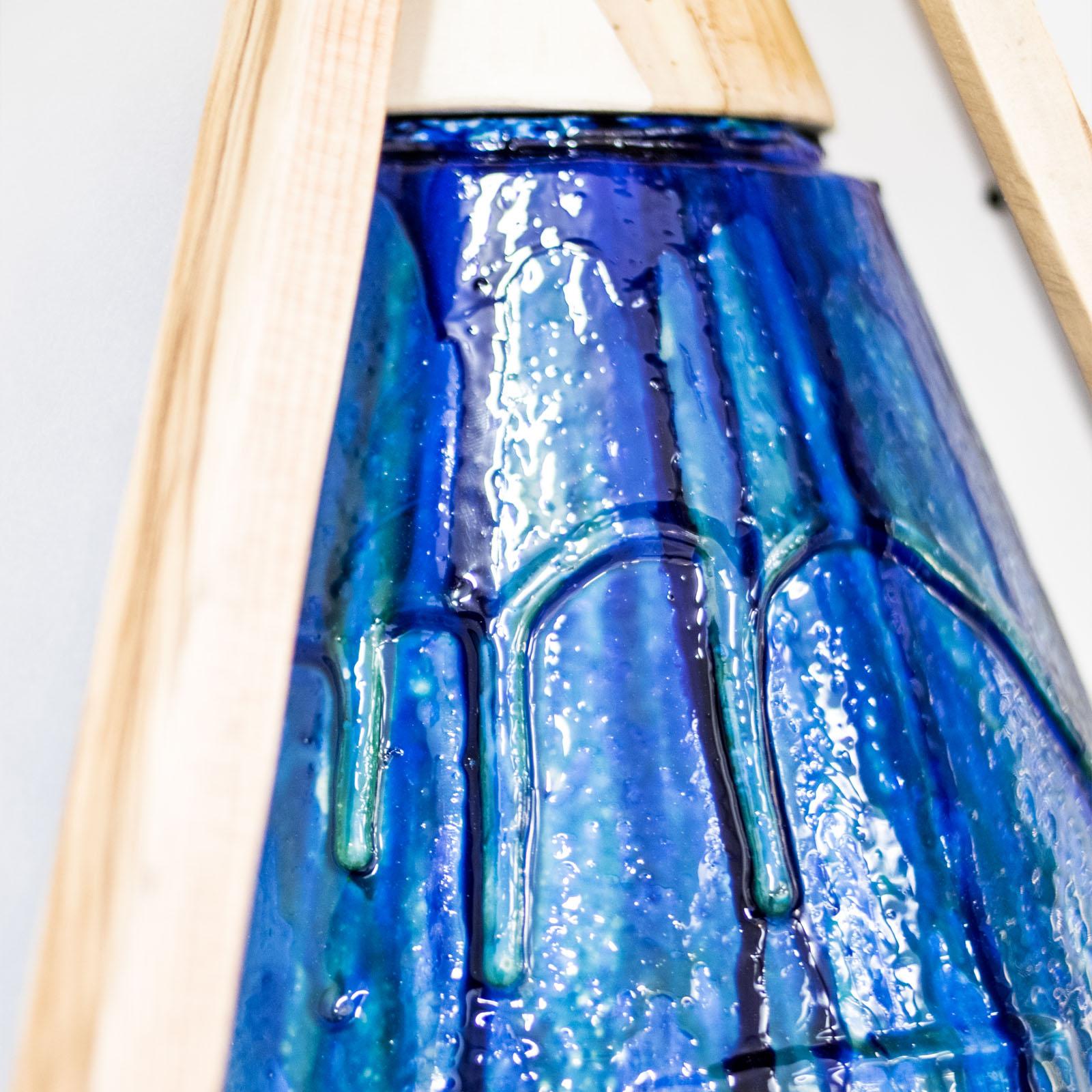 'Liquid' Blaue Kuken Pendelleuchte mit Holzrahmen von Hillsideout (21. Jahrhundert und zeitgenössisch) im Angebot