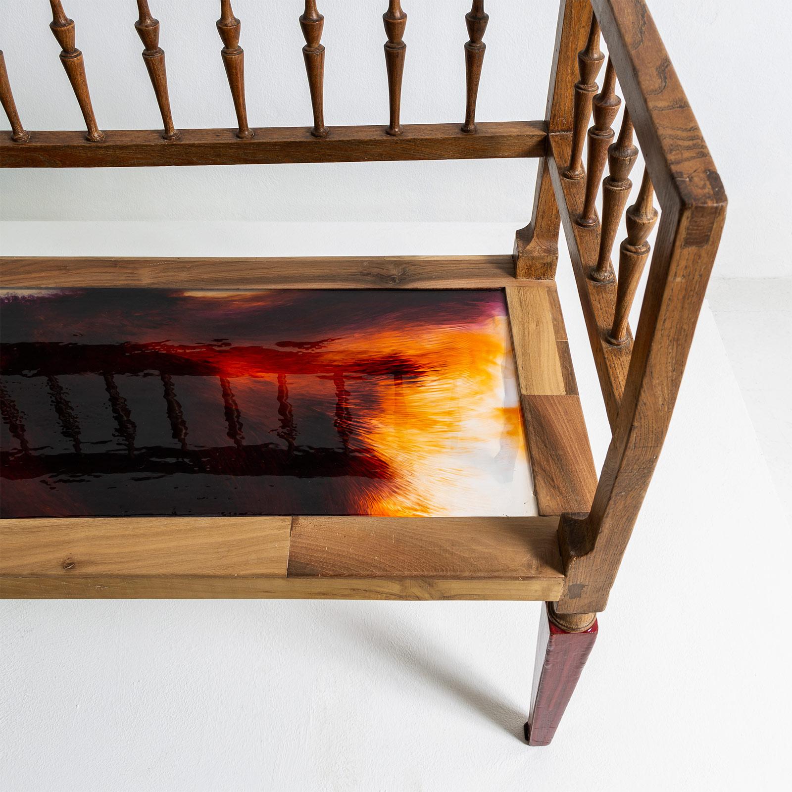 XXIe siècle et contemporain Banc de couleur liquide en bois d'orme avec assise en résine colorée par Hillsideout en vente