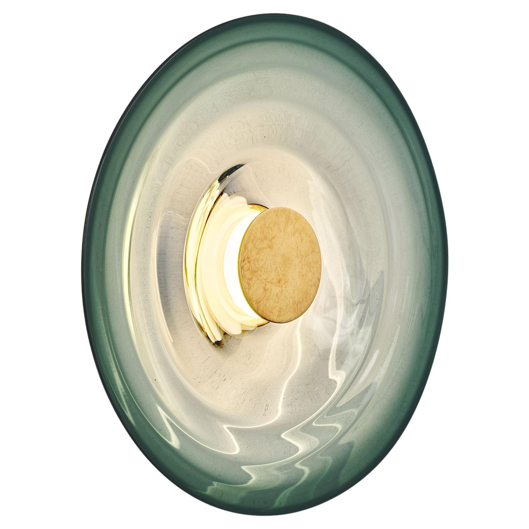Wandleuchte „Liquid Jade“ aus mundgeblasenem grünem Gradientglas und gealtertem Messing, Wandleuchter
