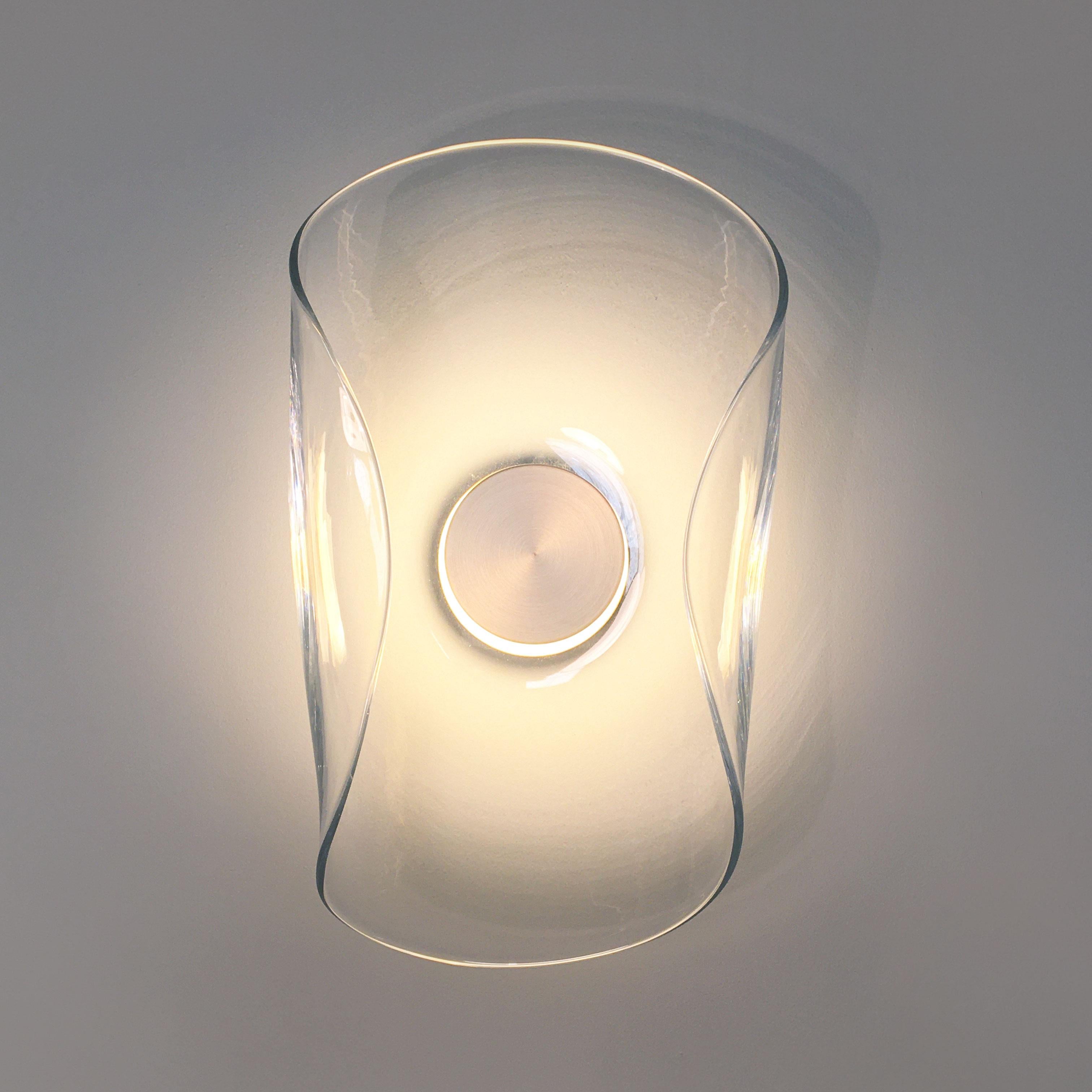 Organique Paire d'appliques contemporaines en verre soufflé et laiton 'Liquid Swirl', Lights en vente