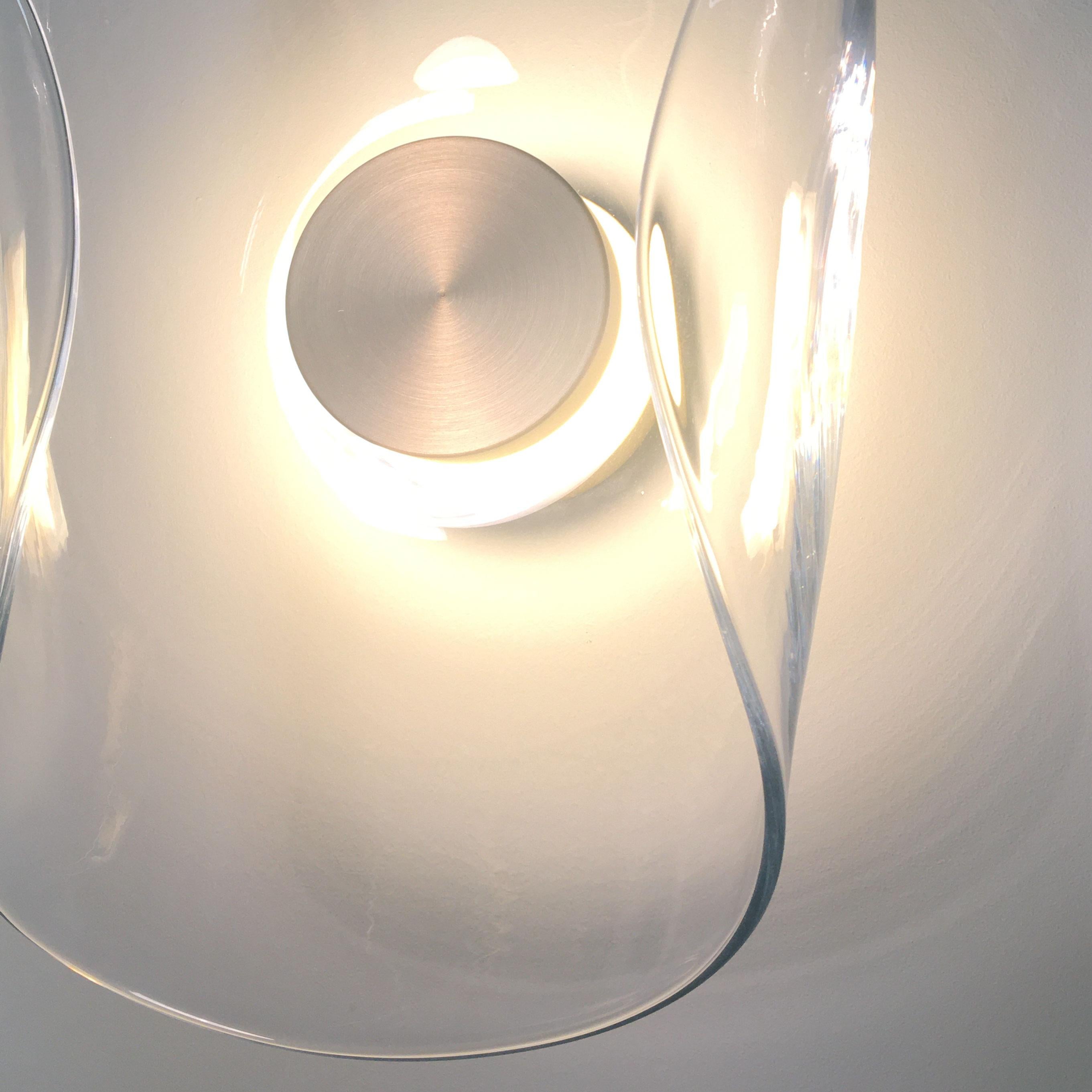 Paire d'appliques contemporaines en verre soufflé et laiton 'Liquid Swirl', Lights Neuf - En vente à London, GB