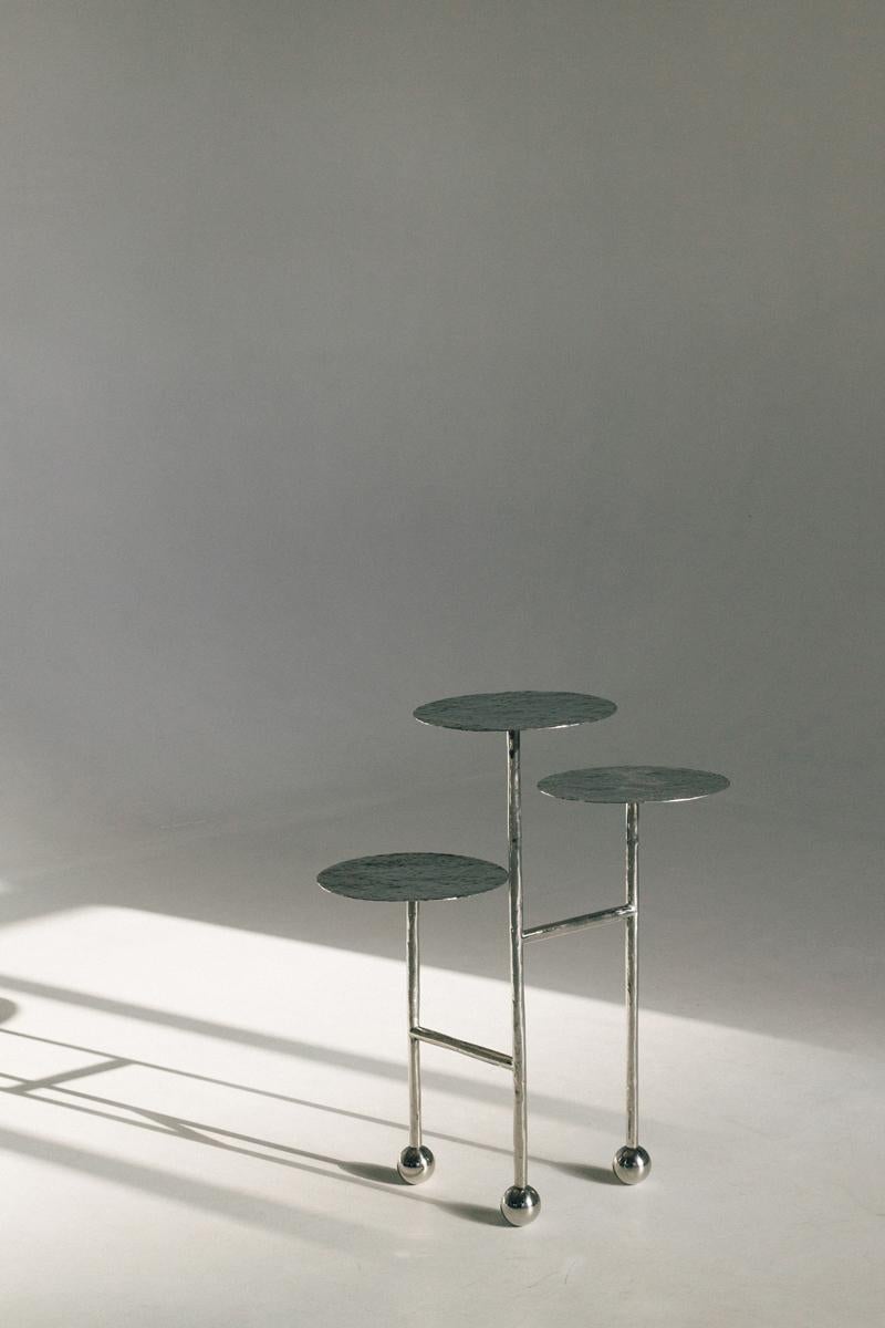 La Liquid Table a été inspirée par l'eau et la polyvalence du métal, ses qualités visuelles, sonores et ses propriétés physiques. Les designers ont expérimenté des formes géométriques simples et ont réfléchi à la création d'une silhouette unique au