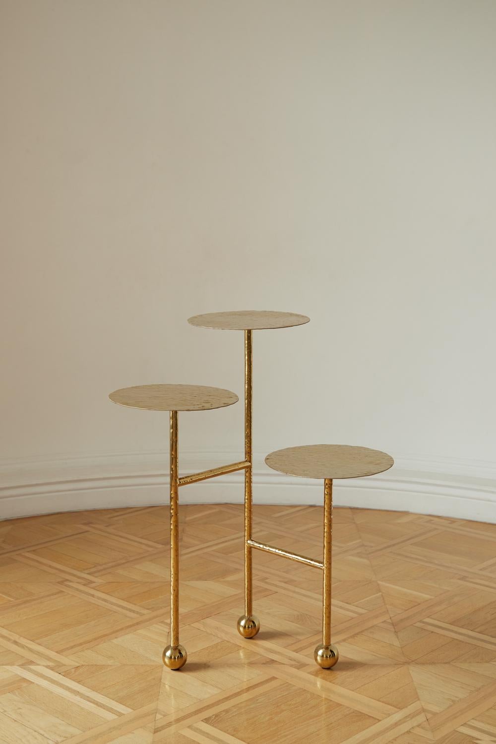 La Liquid Table a été inspirée par l'eau et la polyvalence du métal, ses qualités visuelles, sonores et ses propriétés physiques. Les designers ont expérimenté des formes géométriques simples et ont réfléchi à la création d'une silhouette unique au