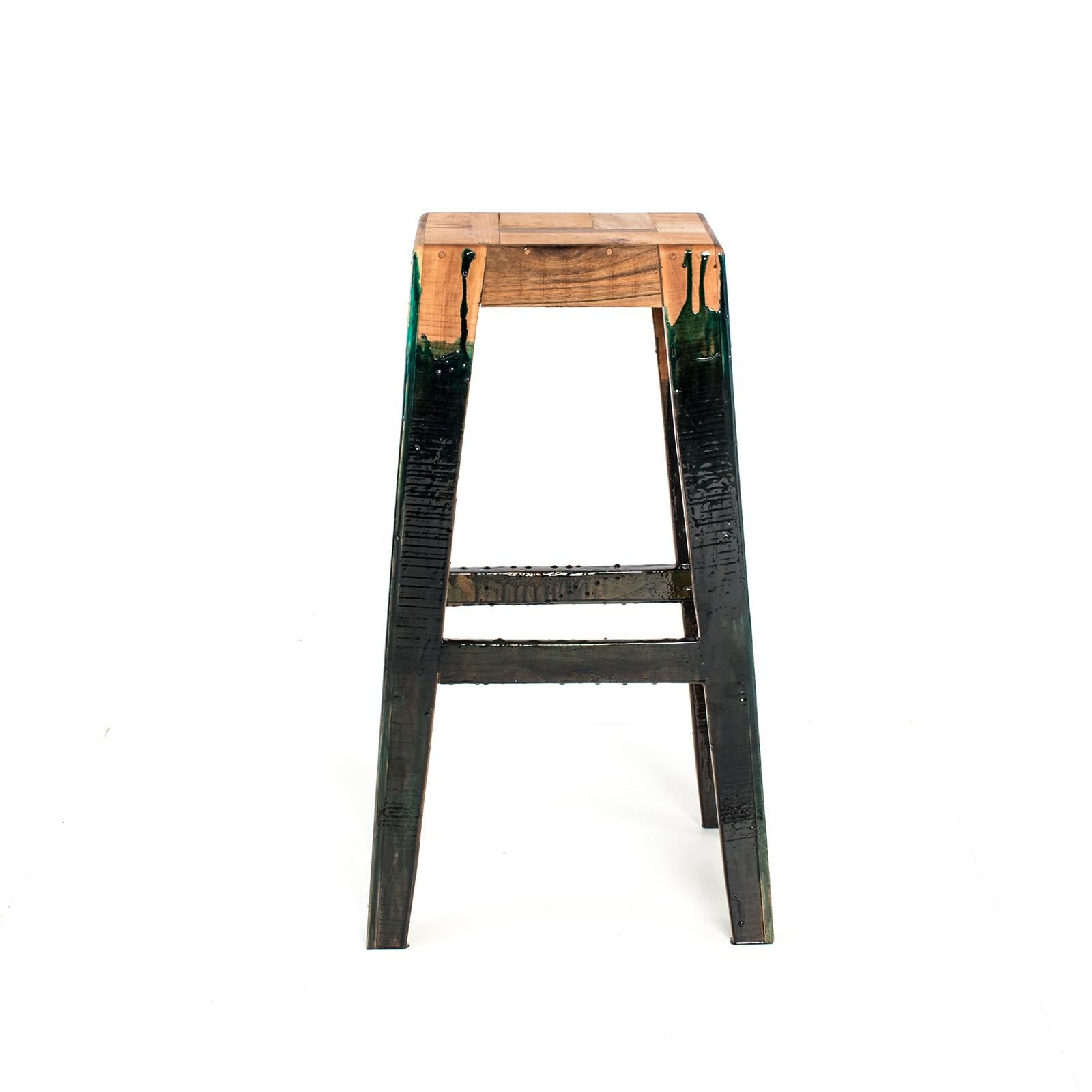 Le tabouret de bar est fabriqué à partir d'une ancienne planche de bois de noyer, de bois d'orme artisanal et de plexiglas. Les hauteurs des repose-pieds sont toutes différentes pour s'adapter à tous les âges et à toutes les tailles. 

Matériaux :