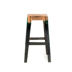 Tabouret en bois « Liquid » en noyer et résine colorée par Hillsideout