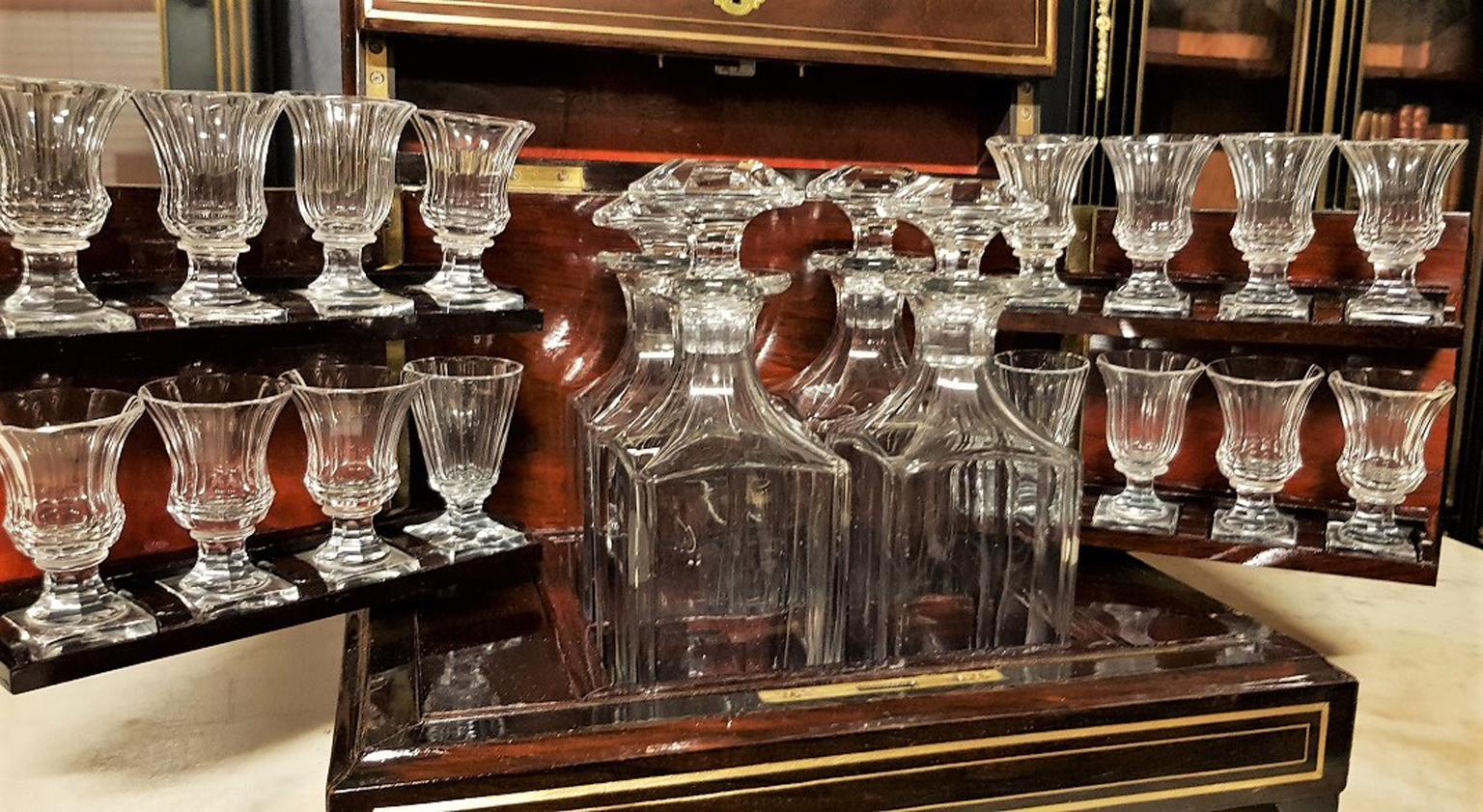 Very Chic liquor cabinet cave a liqueur in Palissander Boulle style brass marquetry. en Baccarat crystal Harcourt model, presenting 4 carafe bottles and 16 glasses .
Napoleon III circa 1865.
In excellent condition, totally restored by r