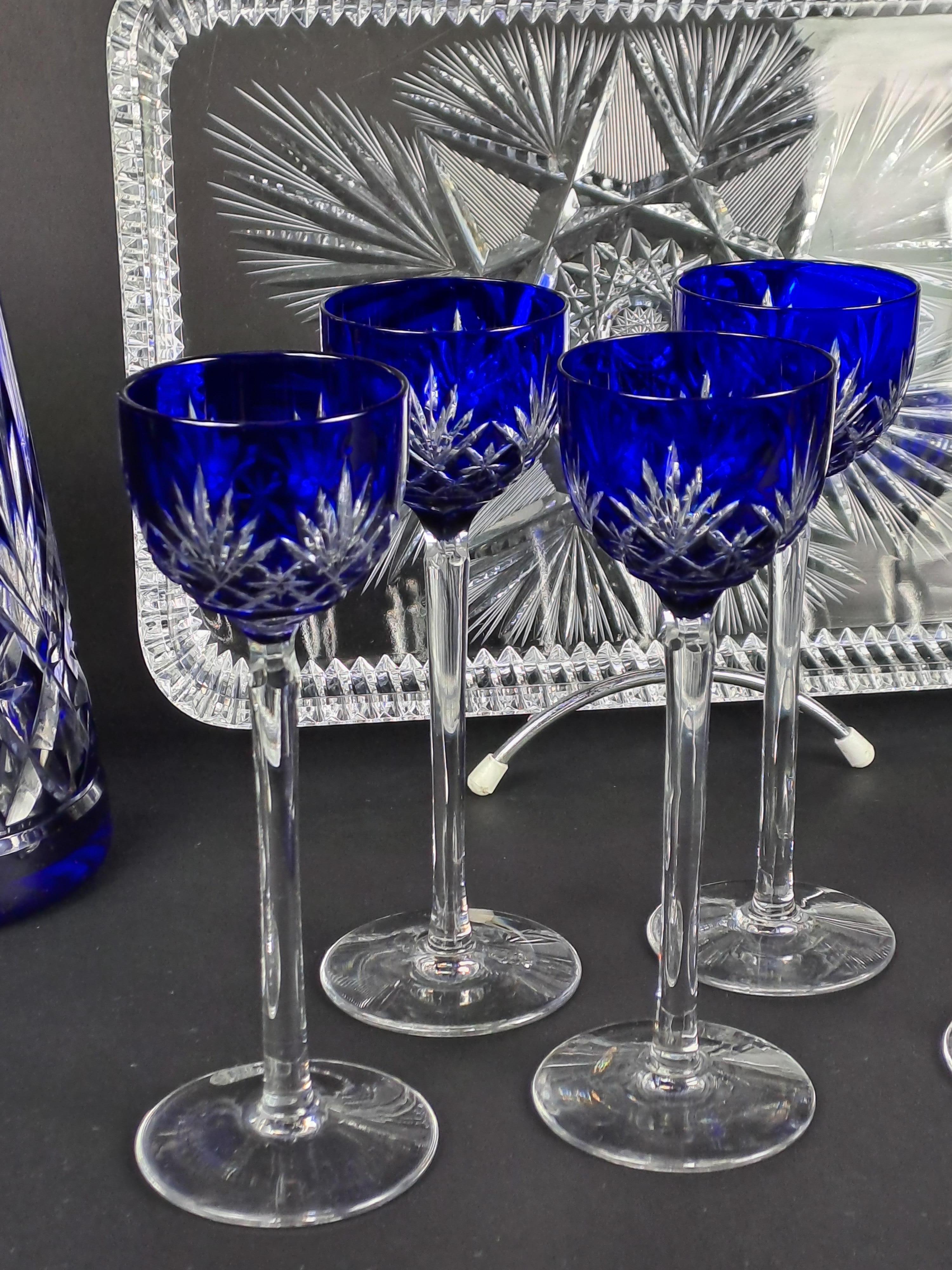 Beautiful liquor service in sapphire blue cut crystal.

Massenet model from the Saint Louis house

Composed of its presentation tray, its decanter (stopper and decanter numbered (identical numbers)) and 7 glasses

Unsigned because production prior