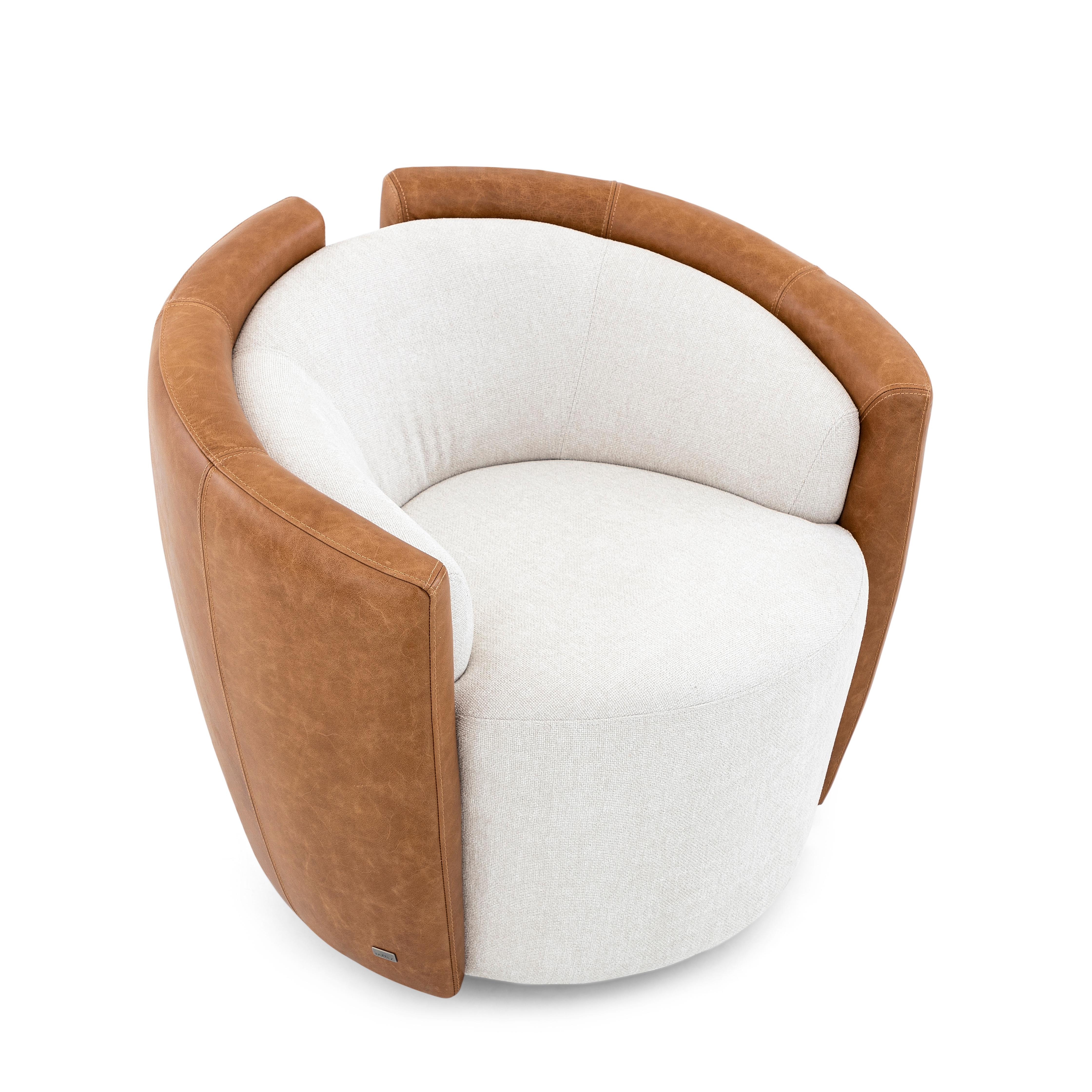 Lirio Accent Chair in Brown Leather and White Fabric In New Condition For Sale In Miami, FL