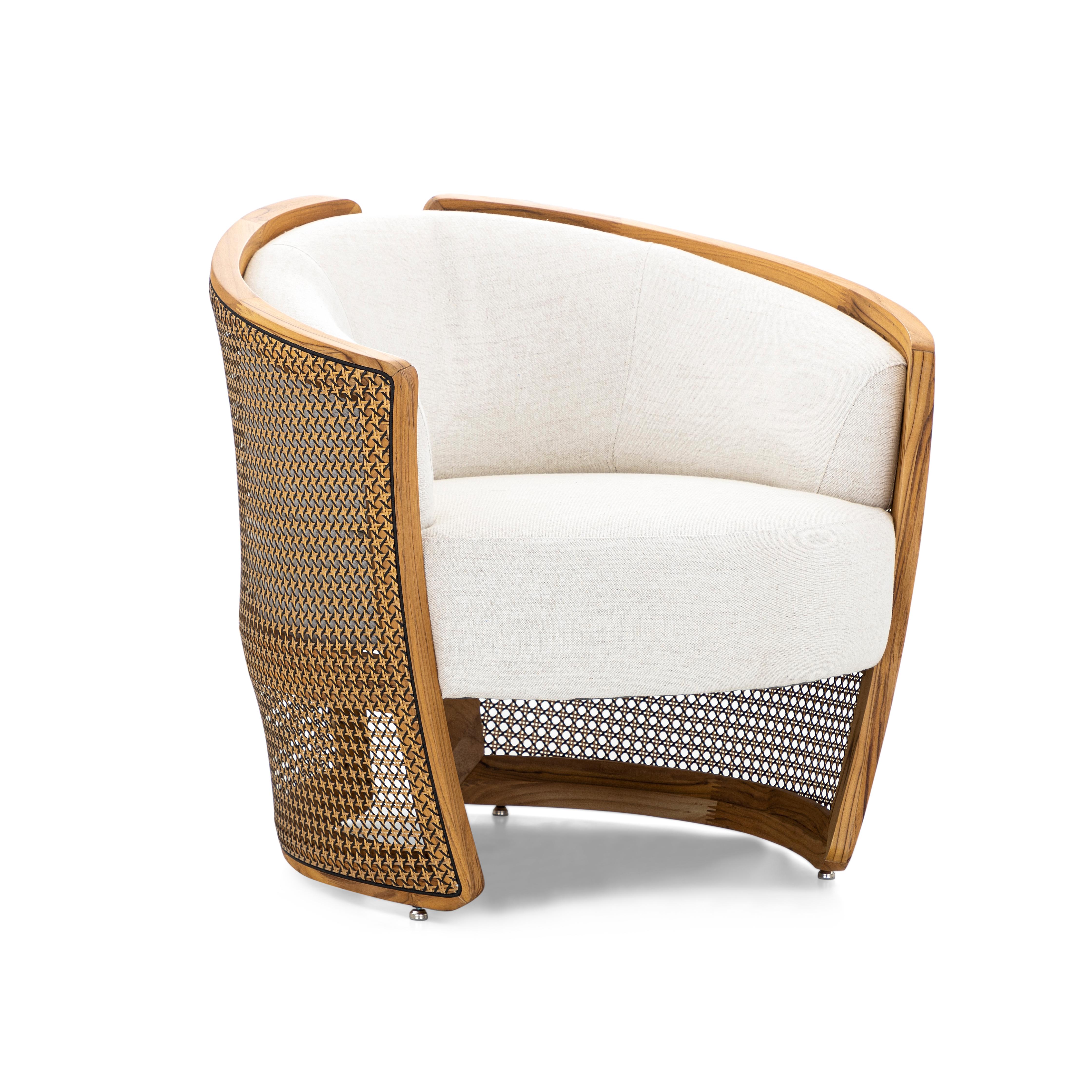 Une chaise d'appoint Lirio conçue par Uultis Design Studio en bois de teck, canne et tissu blanc cassé. Inspiré par la beauté délicate de la fleur de lys, le fauteuil d'appoint Lirio conçu par Uultis Studio est un mélange magistral de formes