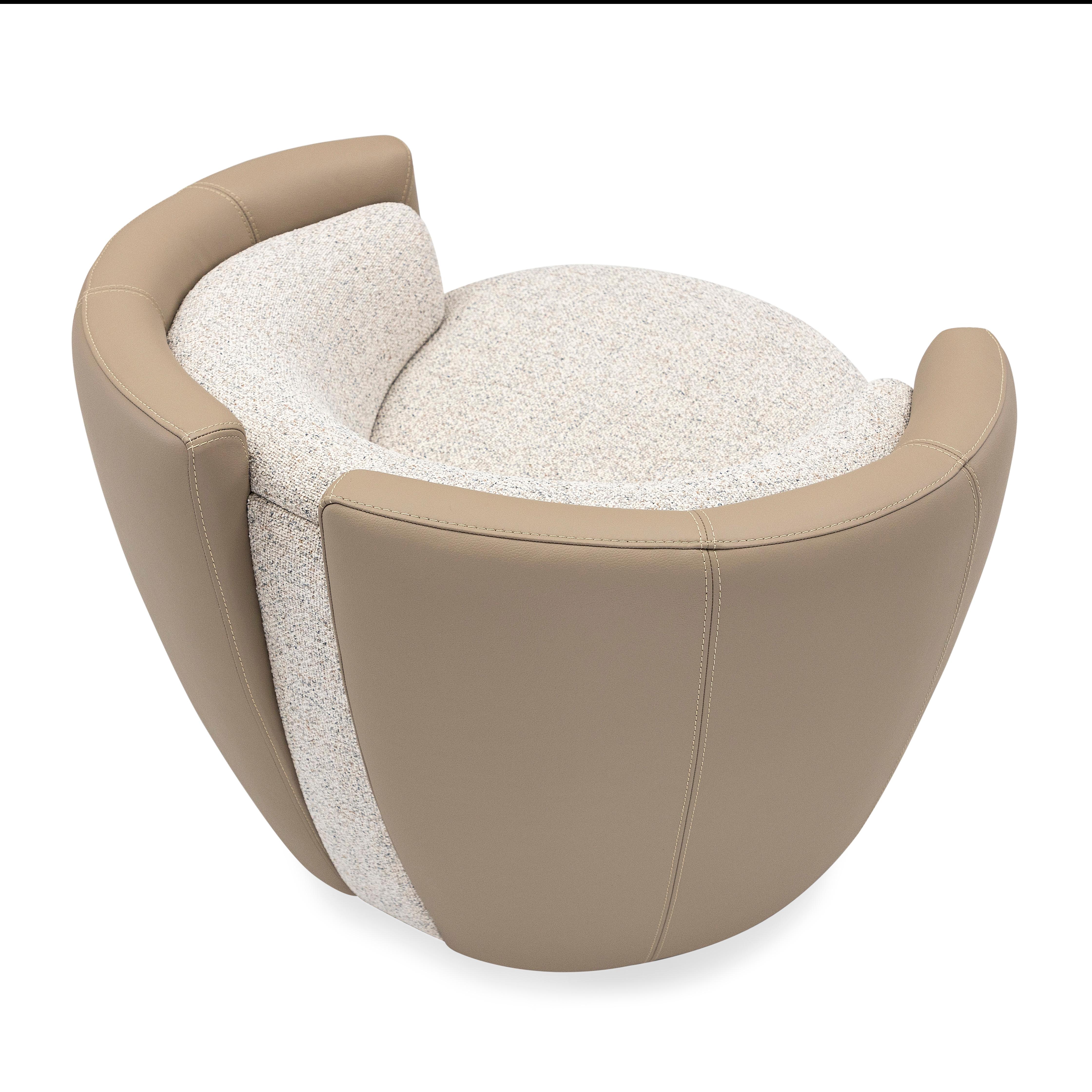 Metal Lirio Contemporary Accent Chair in Cream Leather and Beige Boucle Fabric For Sale