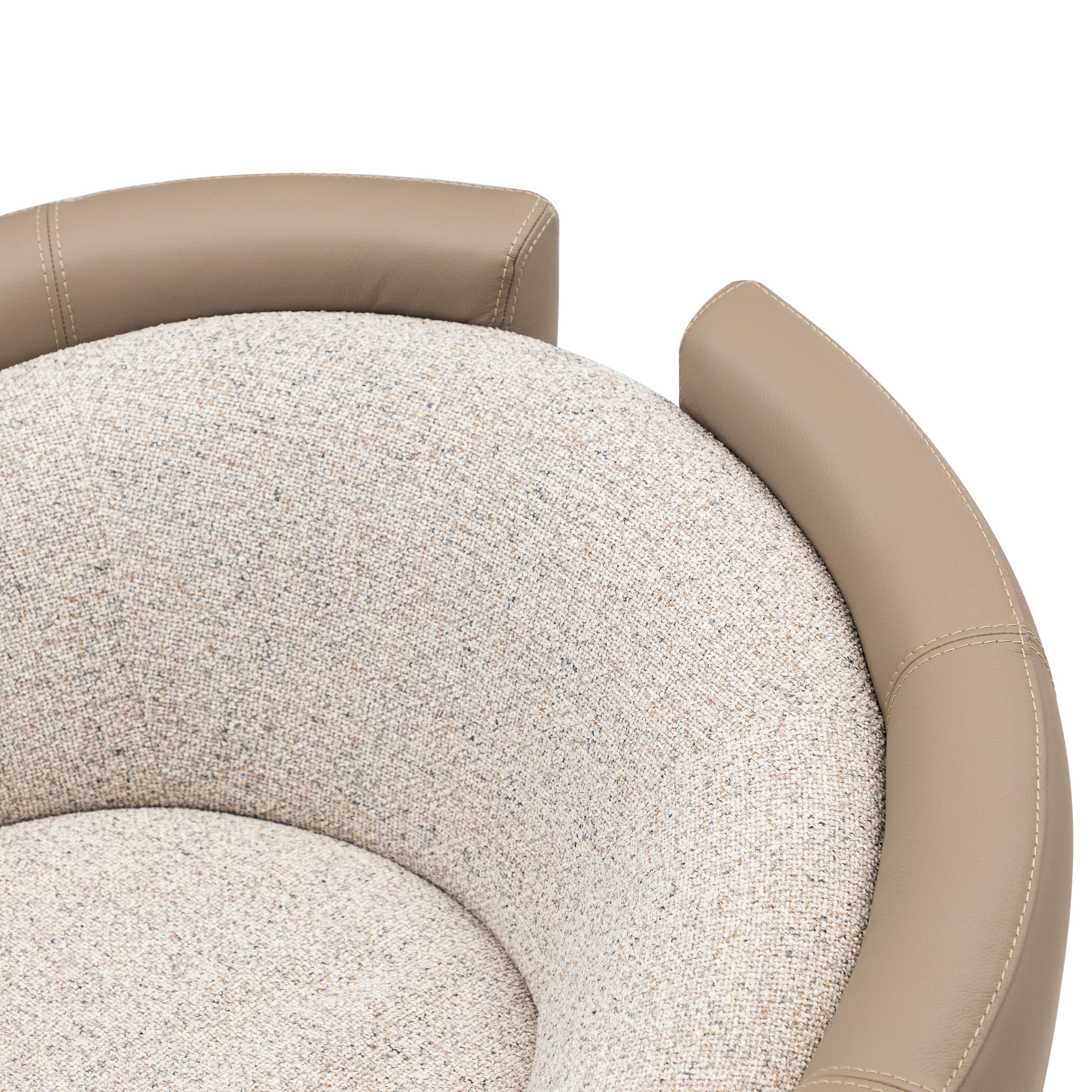 Lirio Contemporary Accent Chair aus cremefarbenem Leder und beigem Boucle-Stoff im Angebot 1