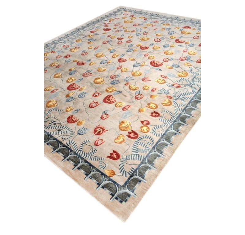 ¿Buscas adornar tu espacio con un tapiz de elegancia incomparable? No busques más, Lirio es una obra maestra de la colección Woven Gems de la artista Jocelyn Burton. Tejida con una suntuosa mezcla de seda y plata, esta alfombra anudada a mano luce
