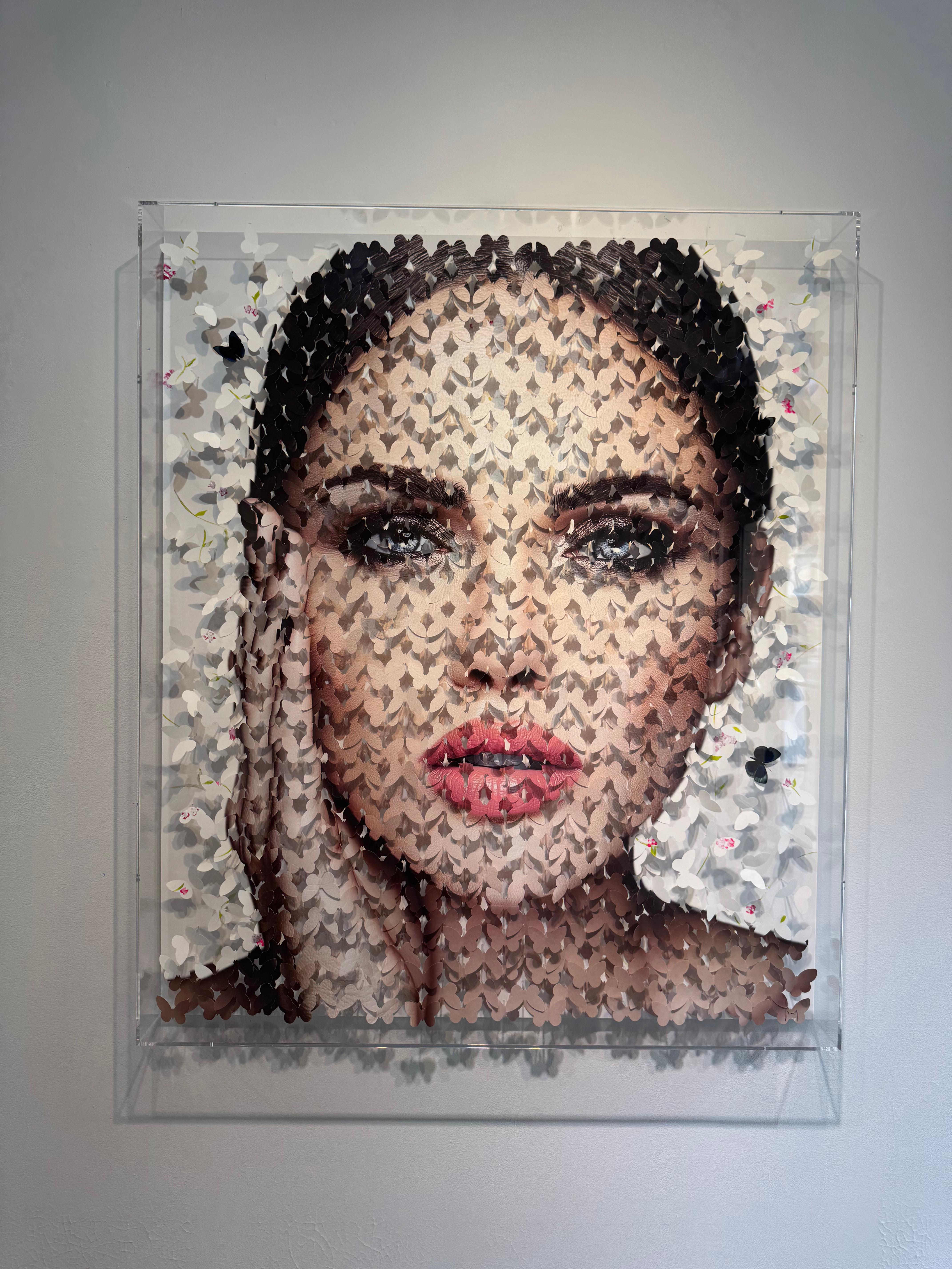 Coming from the world of Street art, Lis Sam is a self-taught artist. Born in Tunisia in 1989, he arrived in France at the age of 11, where he entered the world of craftsmanship, developing a keen appreciation for aesthetic forms. As is often the