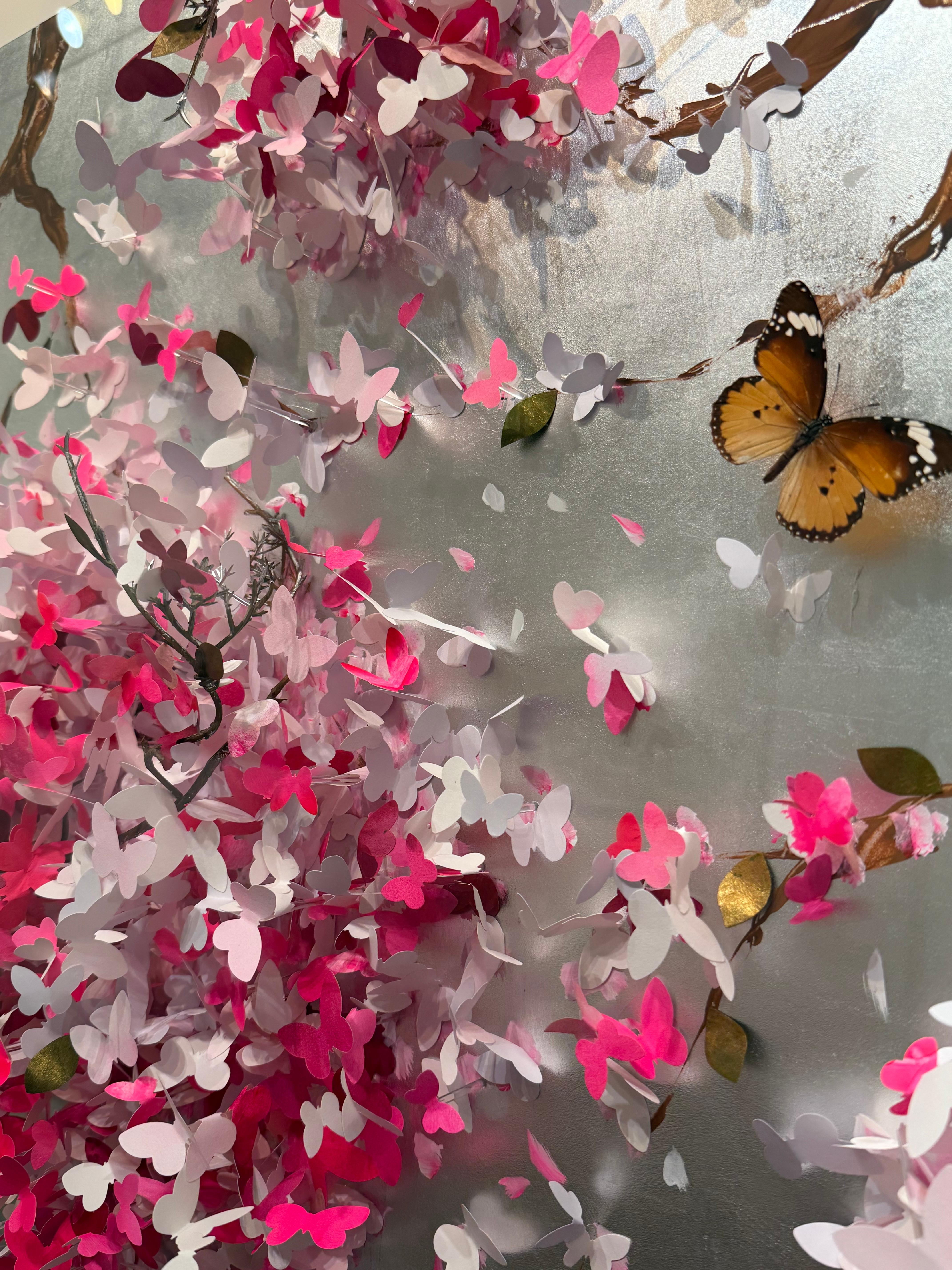 Coming from the world of Street art, Lis Sam is a self-taught artist. Born in Tunisia in 1989, he arrived in France at the age of 11, where he entered the world of craftsmanship, developing a keen appreciation for aesthetic forms. As is often the