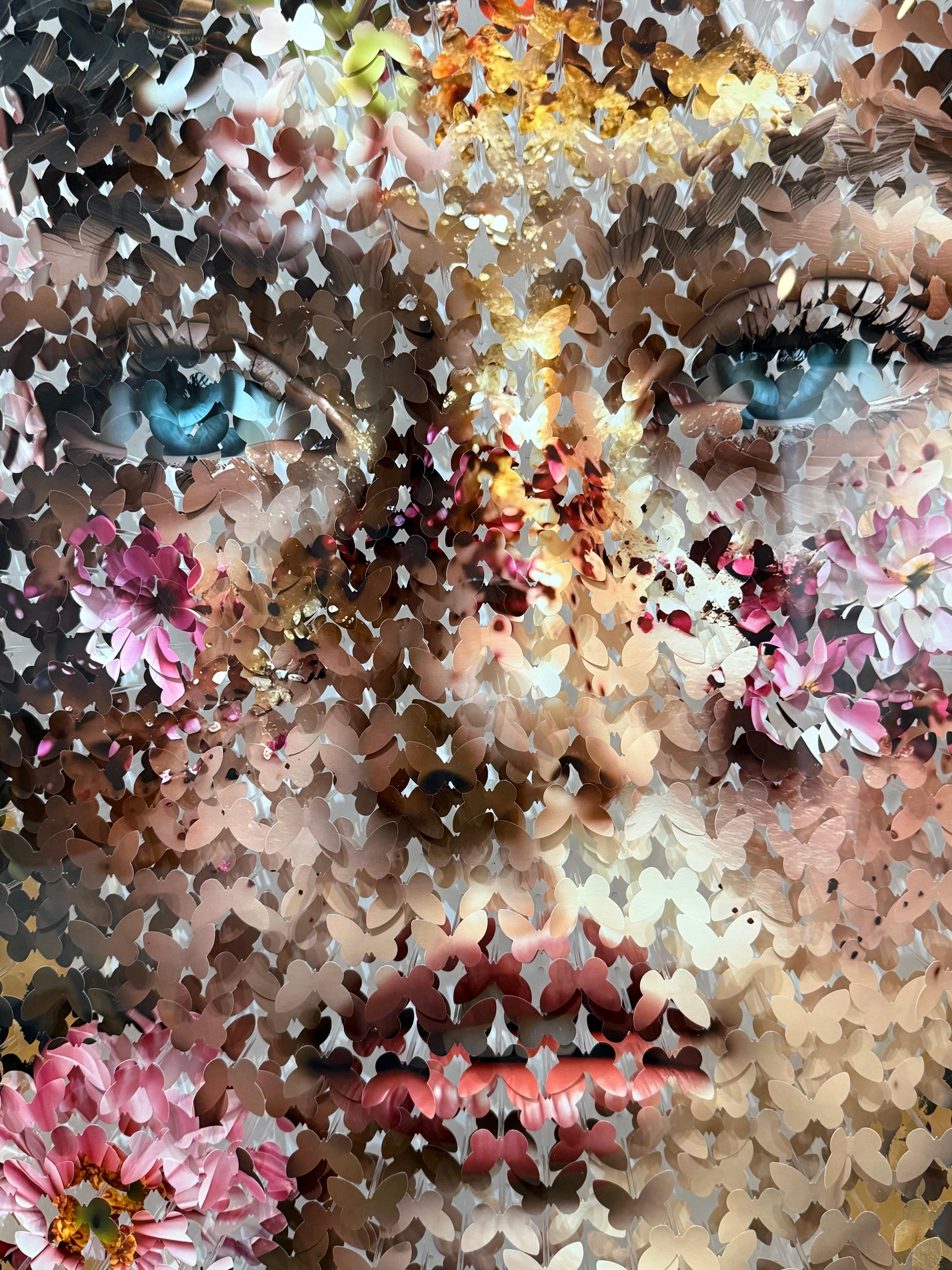 SOUS LES PÉTALES ROSES 3 or - Photoréalisme Mixed Media Art par Lis Sam