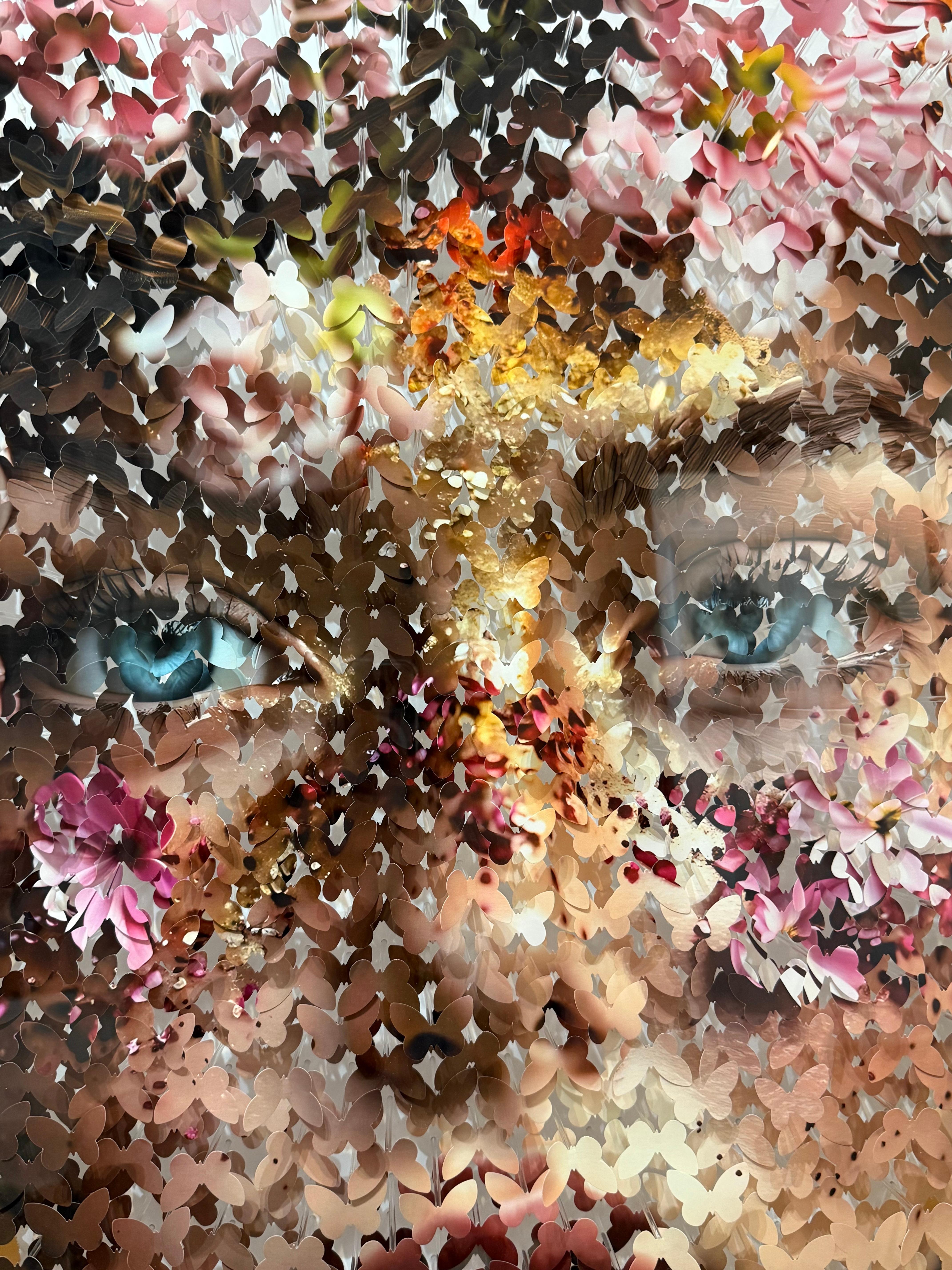 SOUS LES PÉTALES ROSES 3 or en vente 1