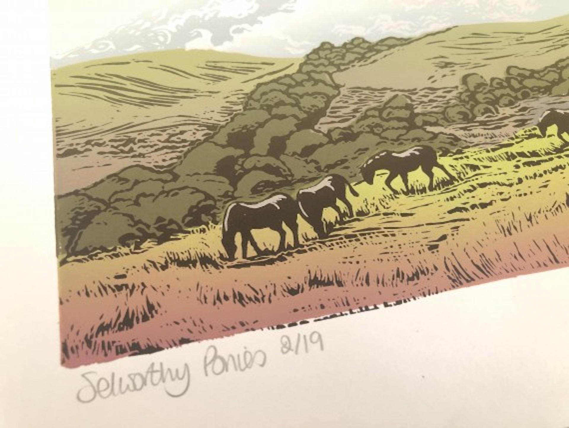 Selworthy Ponies - Exmoor, Lisa Benson, estampe de paysage animalier en édition limitée en vente 1