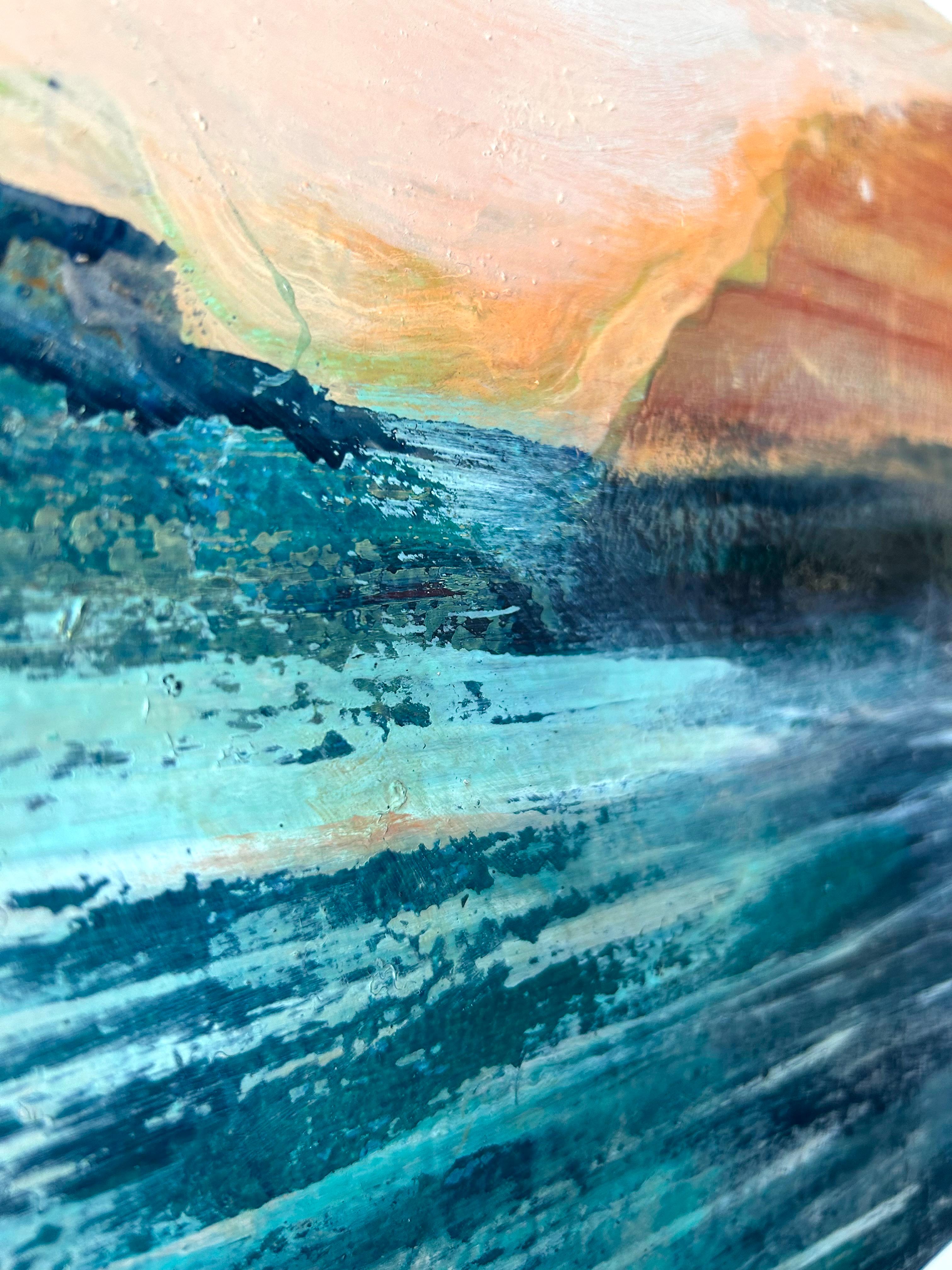 <p>Kommentare des Künstlers<br>Ein ruhiger See erstreckt sich im Vordergrund, gemalt in tiefen blauen, grünen und blauen Tönen, die sich sanft kräuseln. Über dem Wasser erheben sich warme Landmassen in erdigen Braun- und Orangetönen, deren Ränder