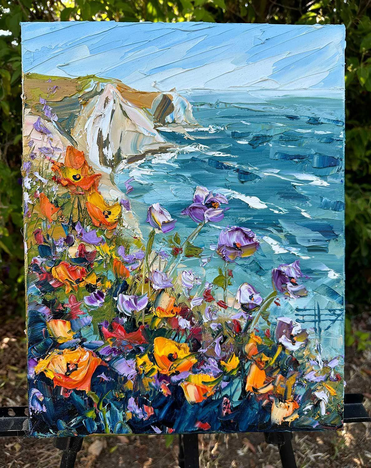 'Ocean Poppies' è un dipinto a olio originale di Lisa Elley su tela tesa con pellicola da galleria. Ispirato all'iconico paesaggio costiero della California, questo pezzo è caratterizzato da una spessa texture a impasto e da una vibrante tavolozza