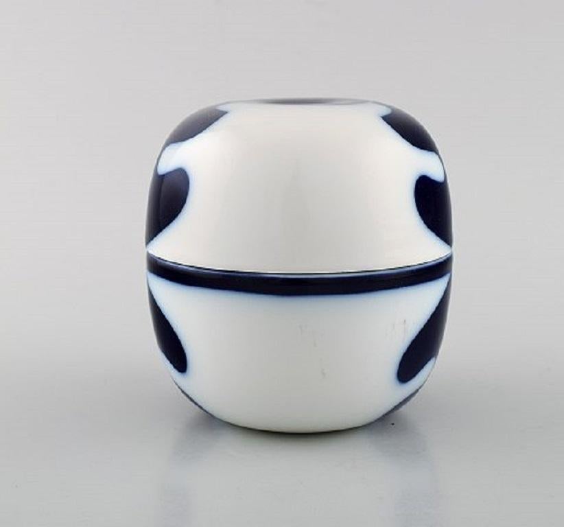 Lisa Engqvist (1914-1989) for Bing and Grondahl. Porcelain lidded jar, 1960s.
In very good condition.
Stamped.
Measures: 11 x 11 cm.
