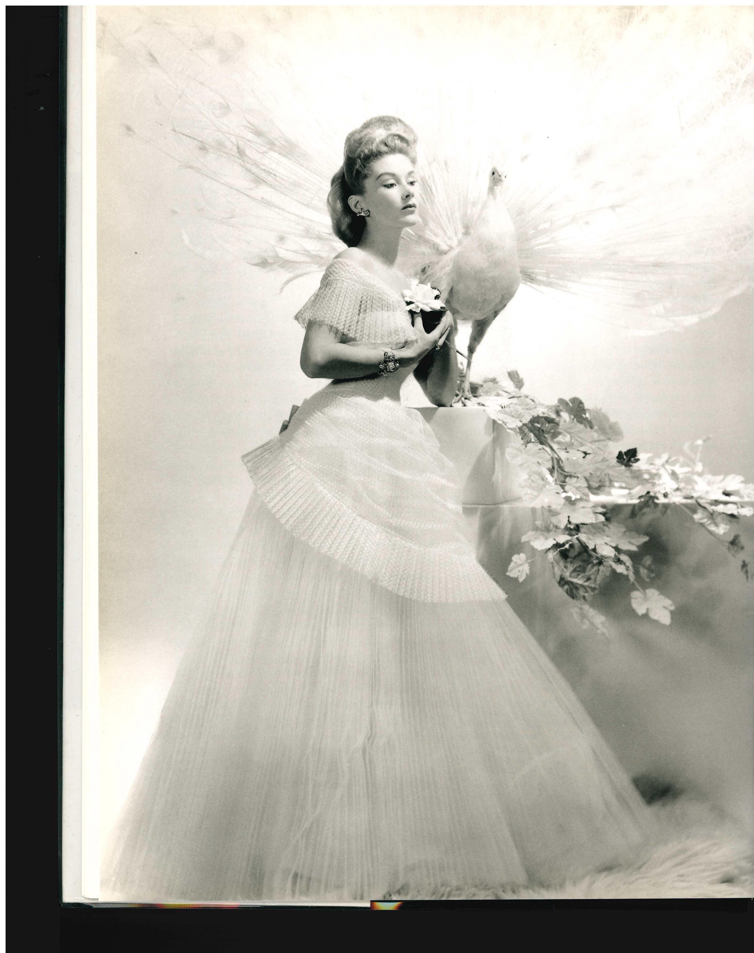 Par David Seidner & Martin Harrison

Lisa Fonssagrives a été l'un des plus grands mannequins du XXe siècle et la muse de certains des photographes les plus influents, notamment Horst, Man Ray, Richard Avedon et son mari Irving Penn. Elle a figuré