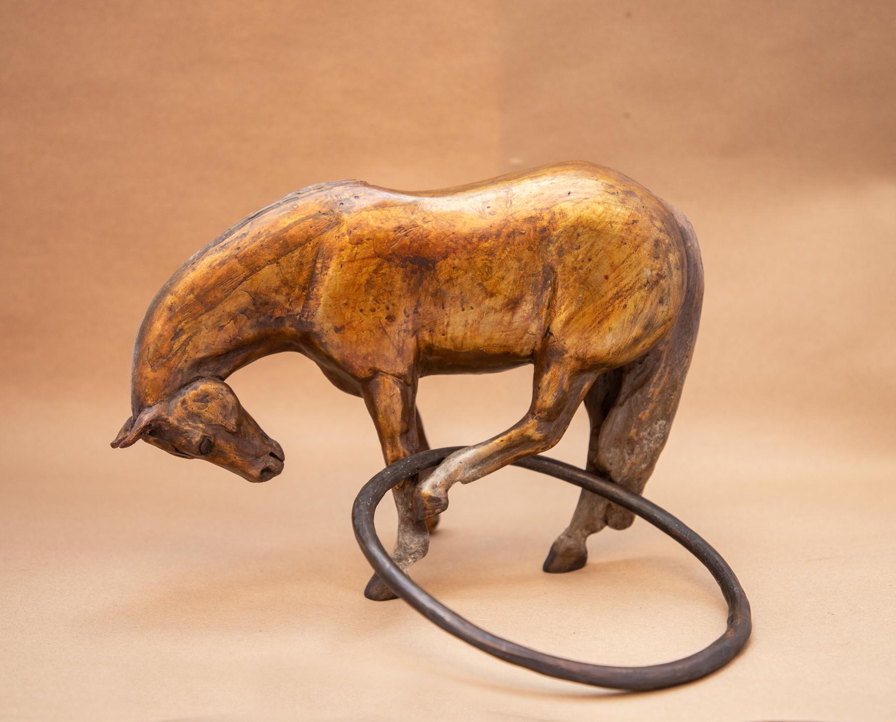 Hula-Hoop-Reifen zu – Sculpture von Lisa Gordon
