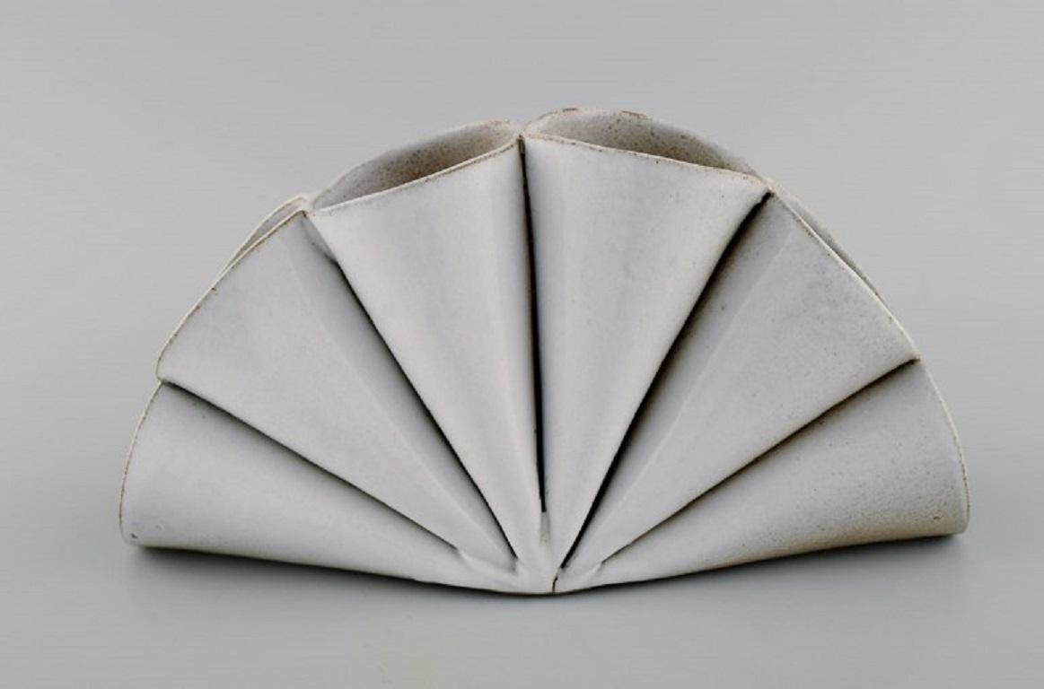 Lisa Hilland, céramiste suédoise. Vase unique sculptural en grès émaillé. 
21ème siècle.
Mesures : 28 x 14,5 x 11 cm.
En parfait état.
Estampillé.