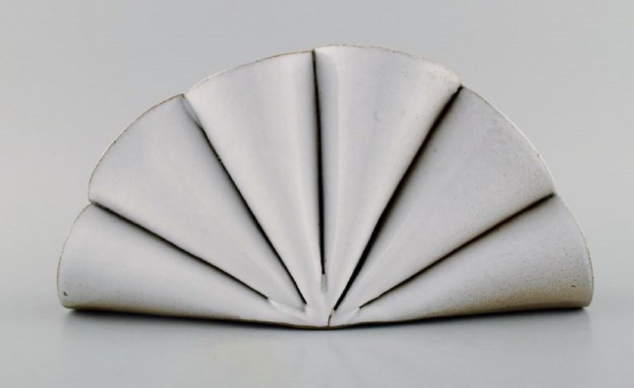 Suédois Lisa Hilland, céramiste suédoise, vase unique sculptural en grès émaillé en vente