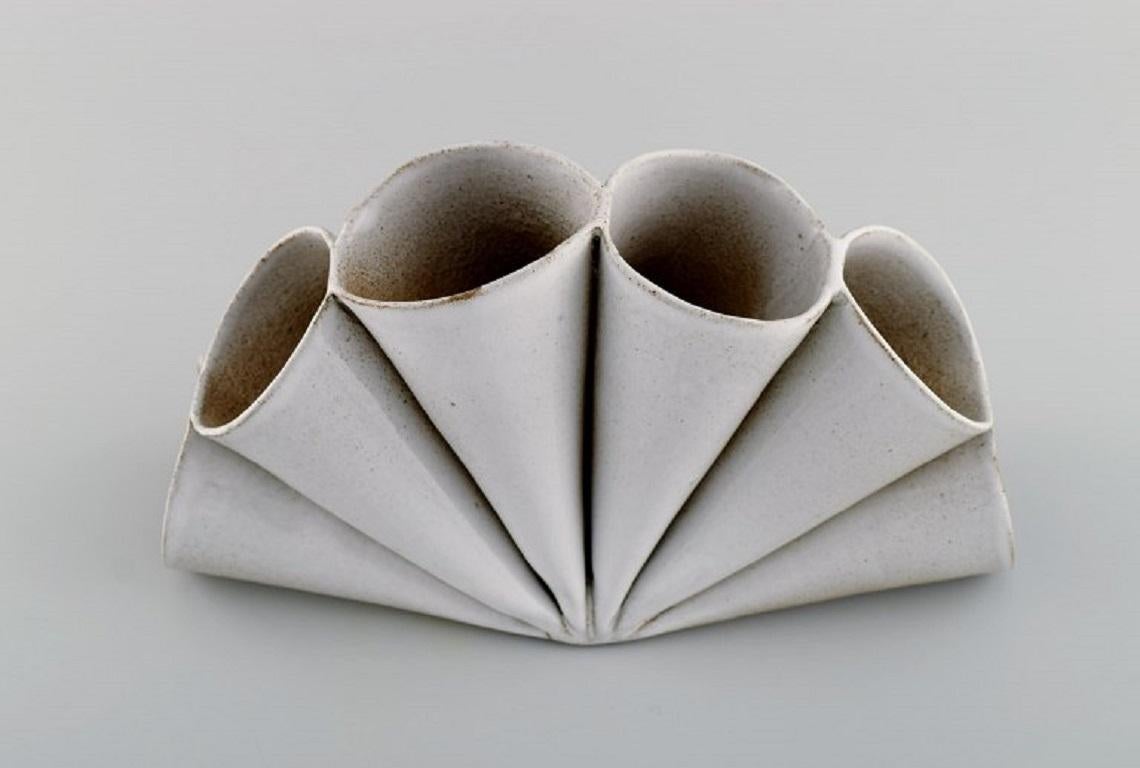 Lisa Hilland, céramiste suédoise, vase unique sculptural en grès émaillé Excellent état - En vente à Copenhagen, DK