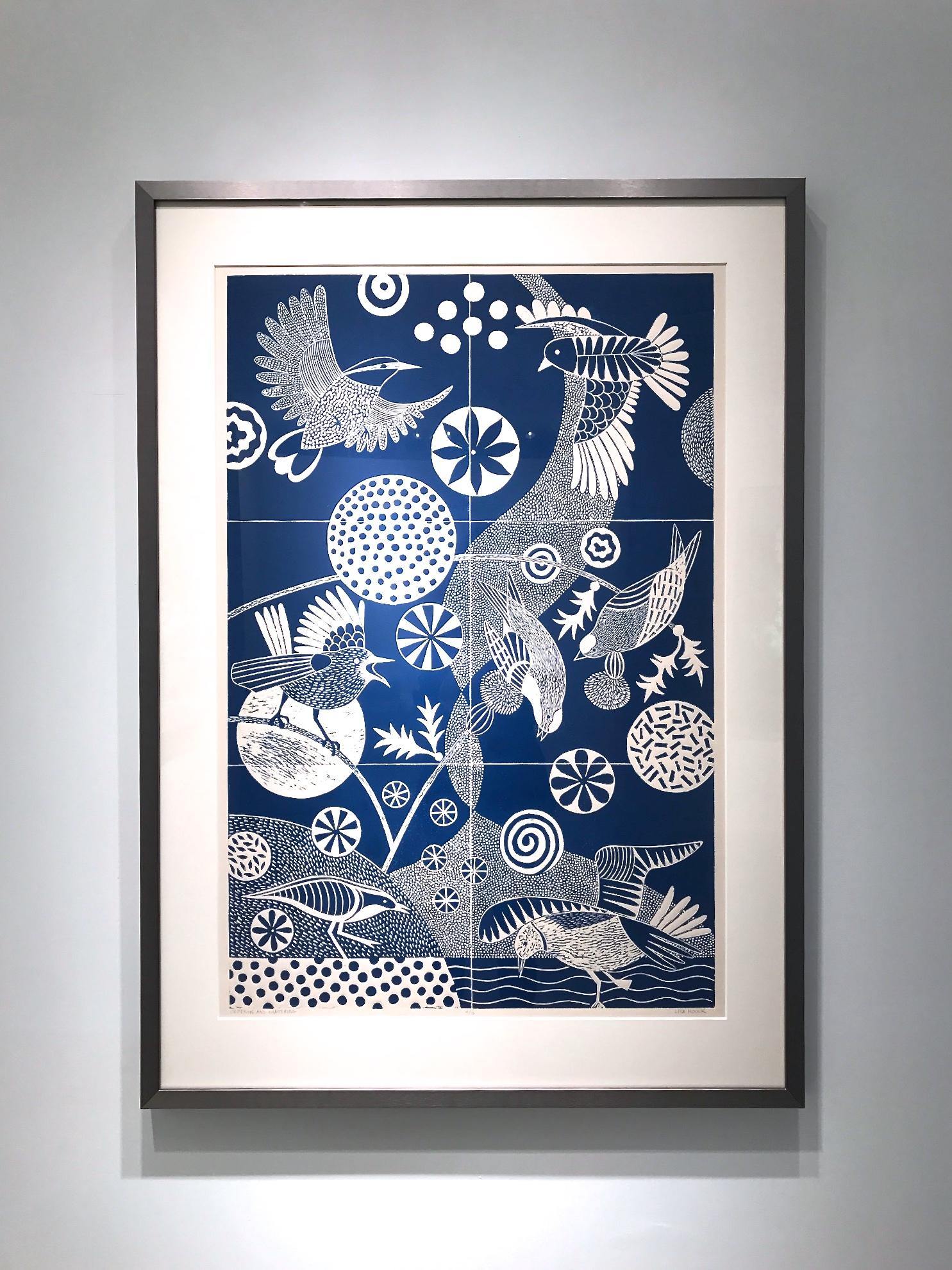„Chittering and Chattering“, volkstümlich inspirierter blauer Linoleum-Blockdruck von Vögeln – Print von Lisa Houck