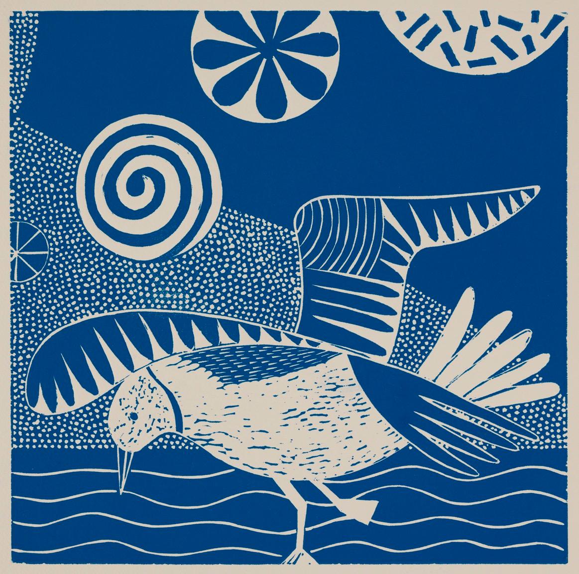 „Schüttelnd und scherzend I“  Folk inspirierter blauer/weißer Linoleumdruck eines Vogels (Zeitgenössisch), Print, von Lisa Houck