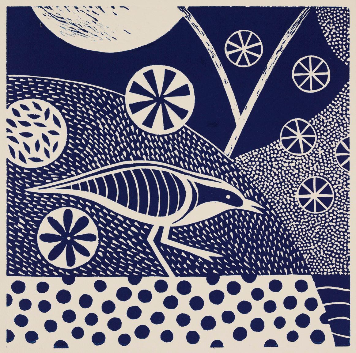 „Schüttelnd und scherzend I“  Folk inspirierter blauer/weißer Linoleumdruck eines Vogels (Blau), Figurative Print, von Lisa Houck