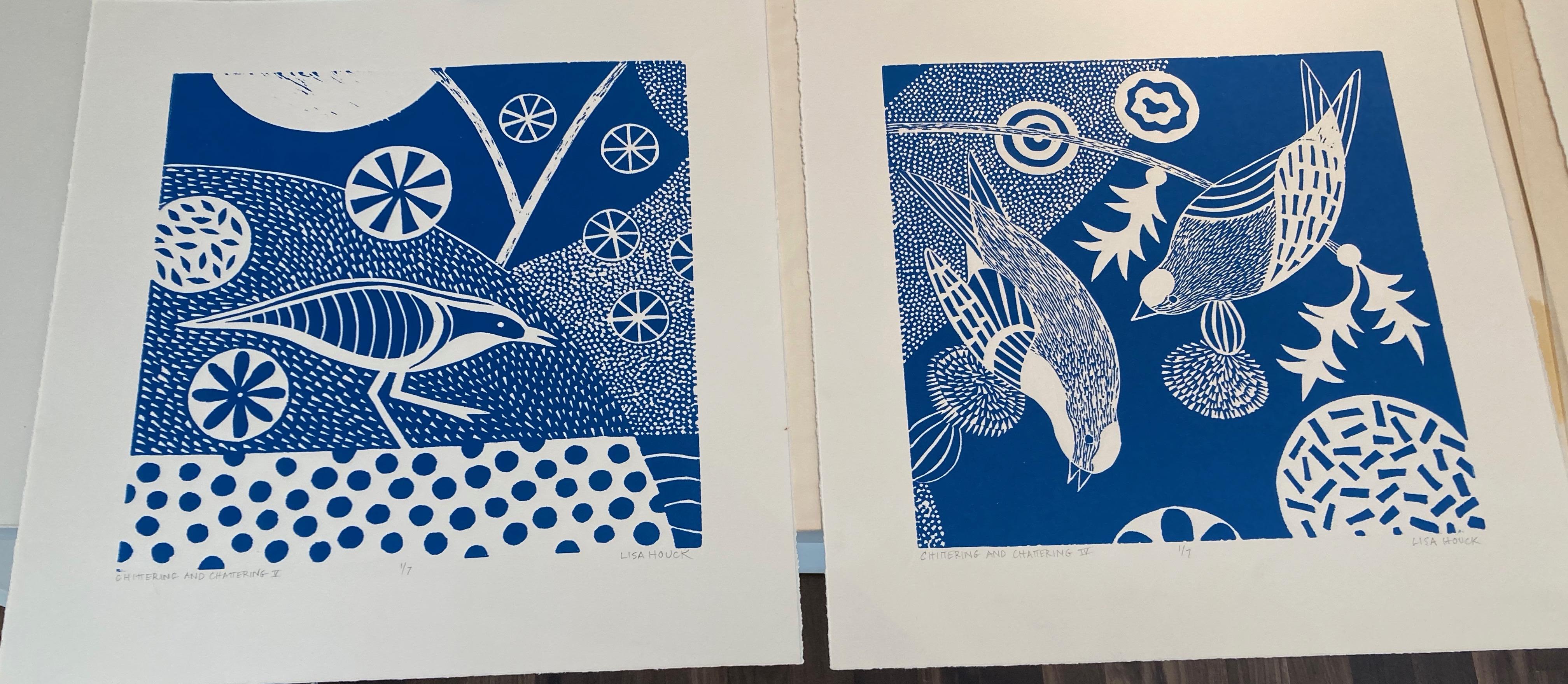 « Chattering & Chattering I » (crier et discuter I)  série de linogravures d'oiseaux d'inspiration folklorique, bleu/blanc,  - Print de Lisa Houck