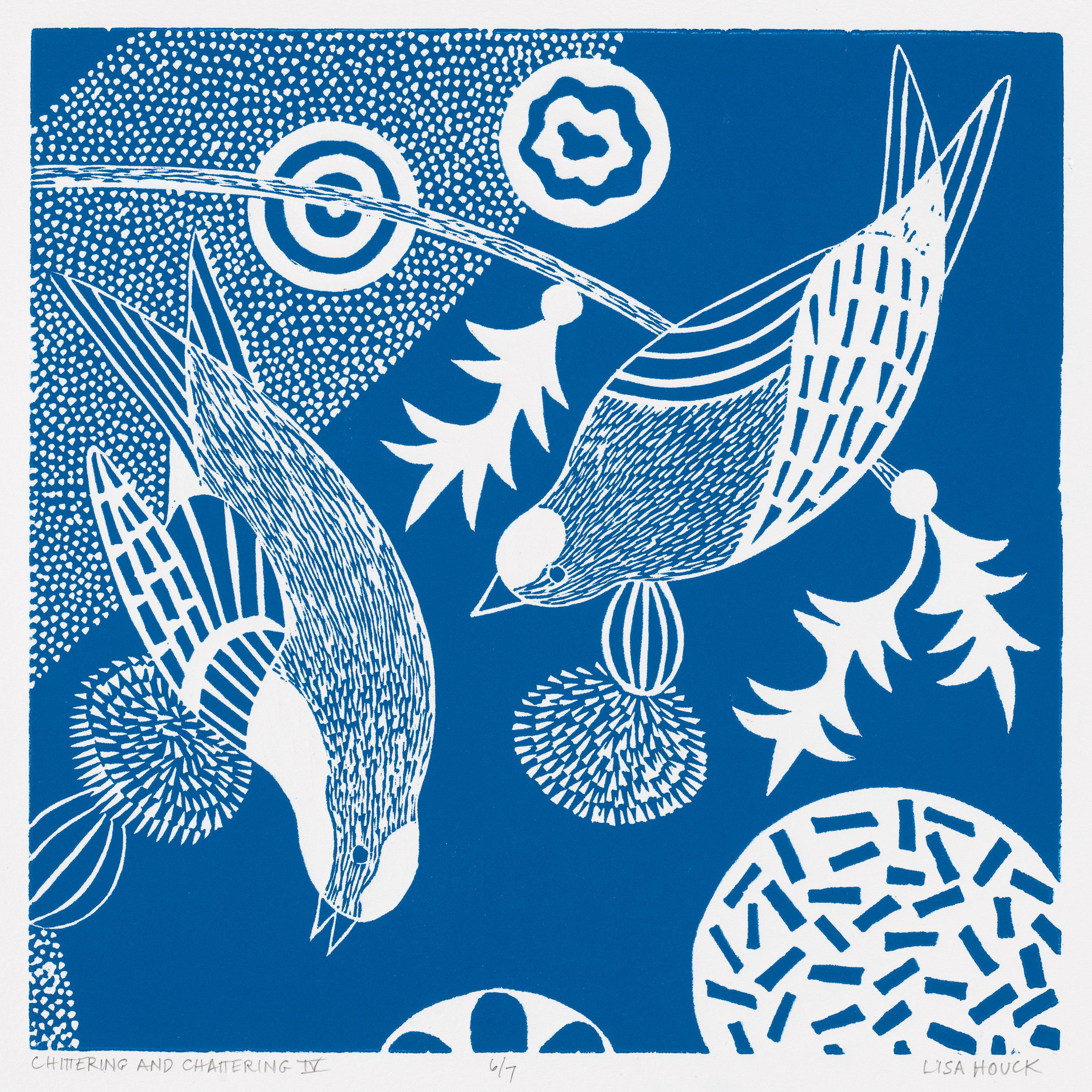 Lisa Houck Animal Print – ""Chittering & Chattering IV"" Volks inspirierte Vogelserie im Linolschnitt in Blau und Weiß