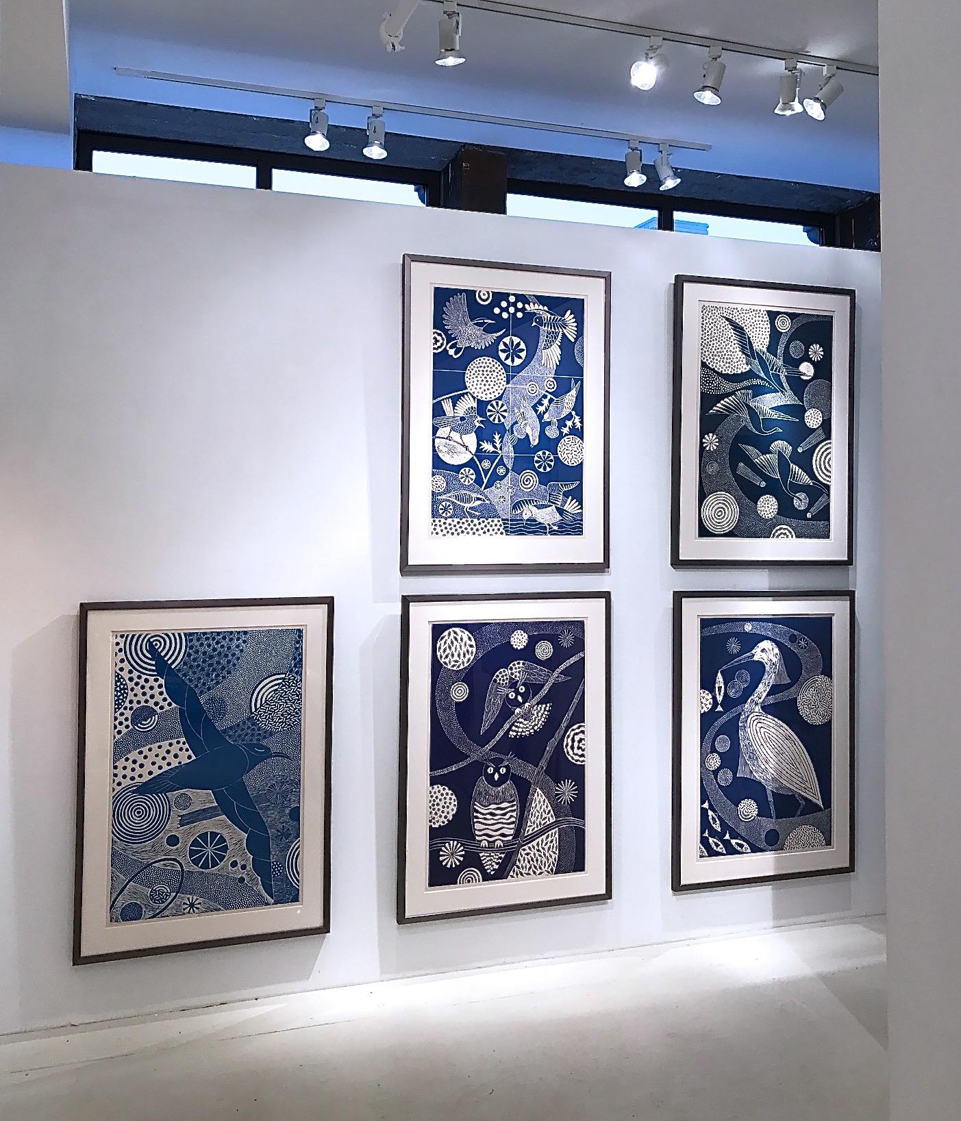 „Dipping and Diving“   Folk inspirierter Linoleum-Blockdruck von Enten in Blau/Weiß im Angebot 6