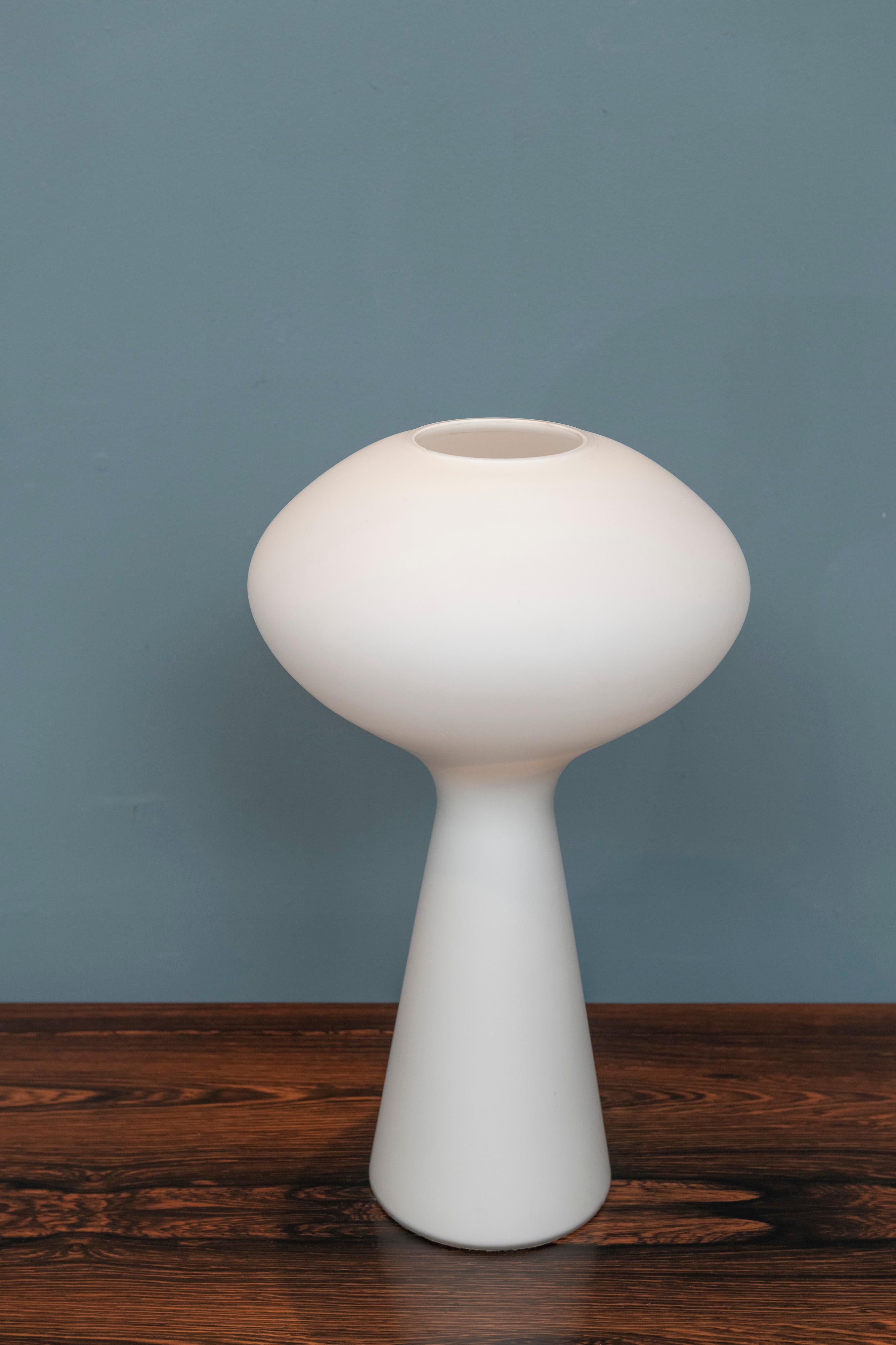 Lisa Johannson-Pape design blown glass onion table lamp, Sweden. Very good original condition in working condition with two small flea bite chips to top rim that are barely noticeable.