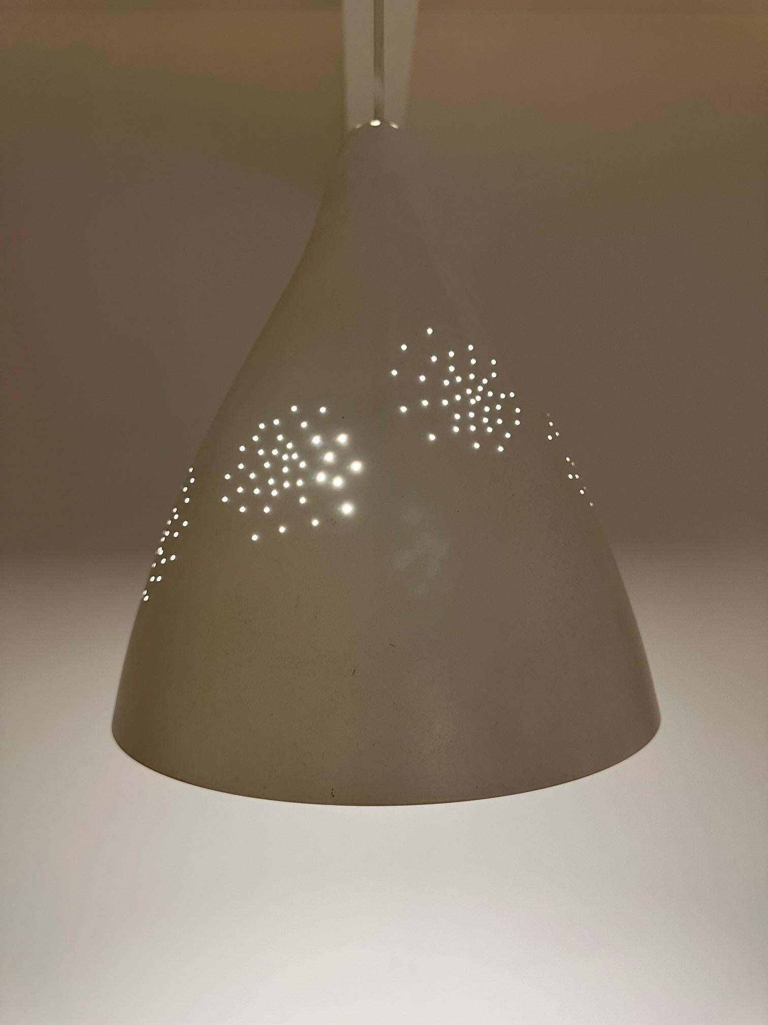 Vintage Design

Magnifique suspension émaillée conçue par Lisa Johansson - Pape pour Orno, Finlande, dans les années 1950. Cet appareil est encore en bon état et d'origine avec des signes normaux d'utilisation.

La finition émaillée blanche ajoute