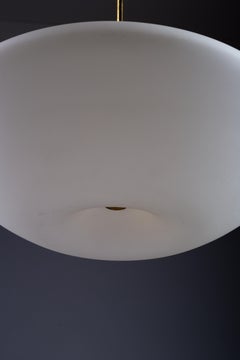 Lisa Johansson-Pape, lampada da soffitto in vetro opalino del 1950 per ORNO