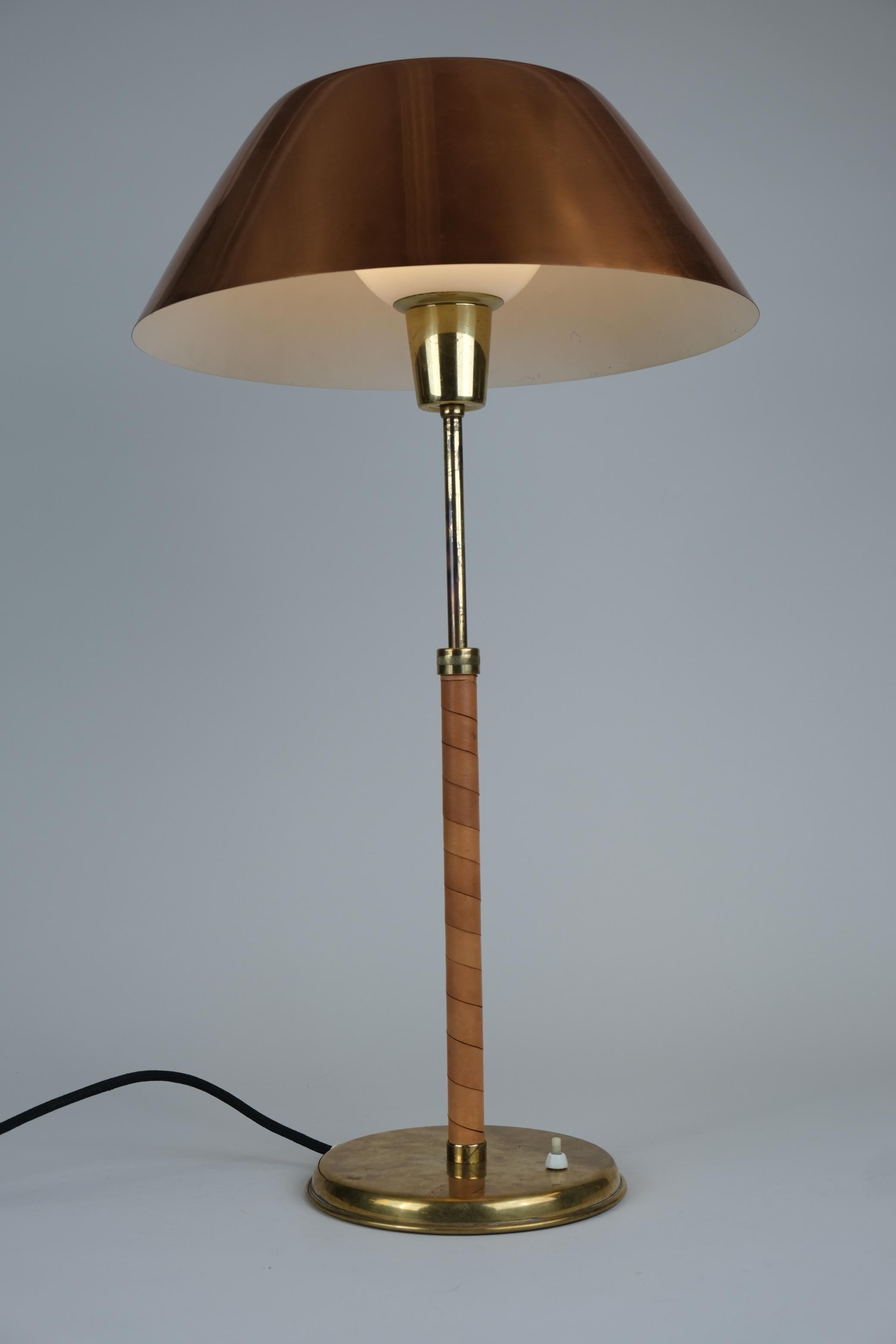Lisa Johansson-Pape Lámpara de Sobremesa Ajustable Ihanne, Cobre, Latón y Cuero, Orno en venta 3